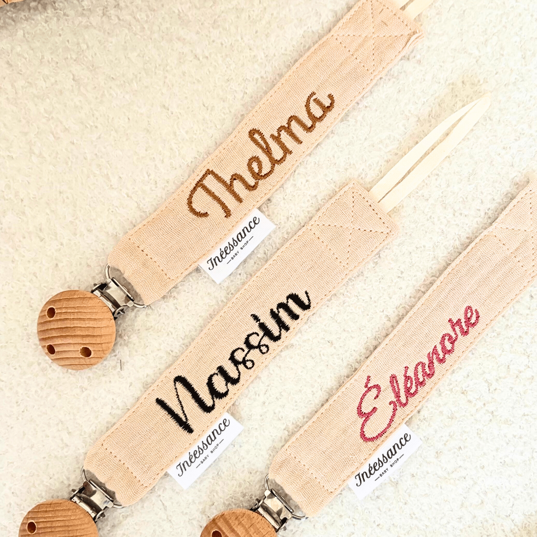 Ensemble d'attache tétine personnalisé, brodé avec prénoms