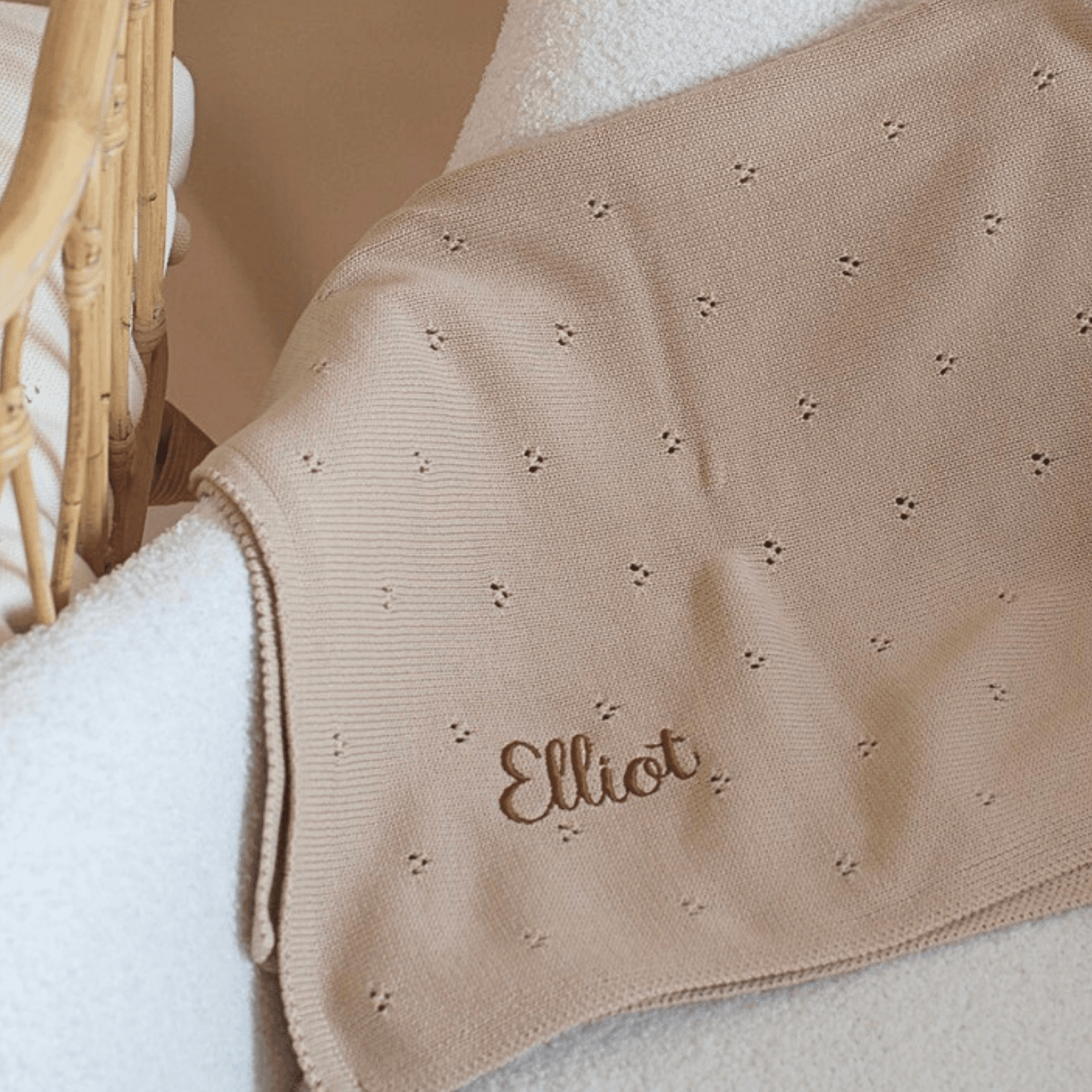 Couverture brodé beige personnalisée avec prénom