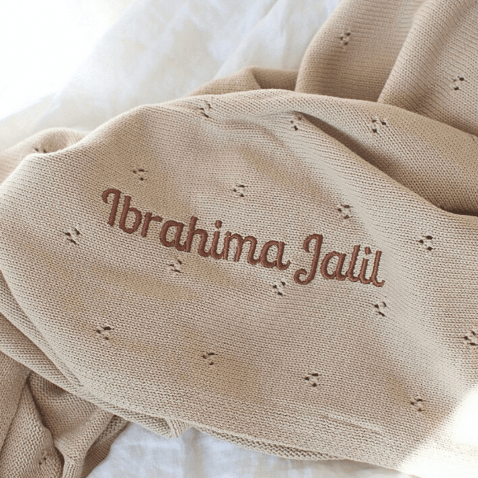 Couverture brodé beige personnalisée avec prénom
