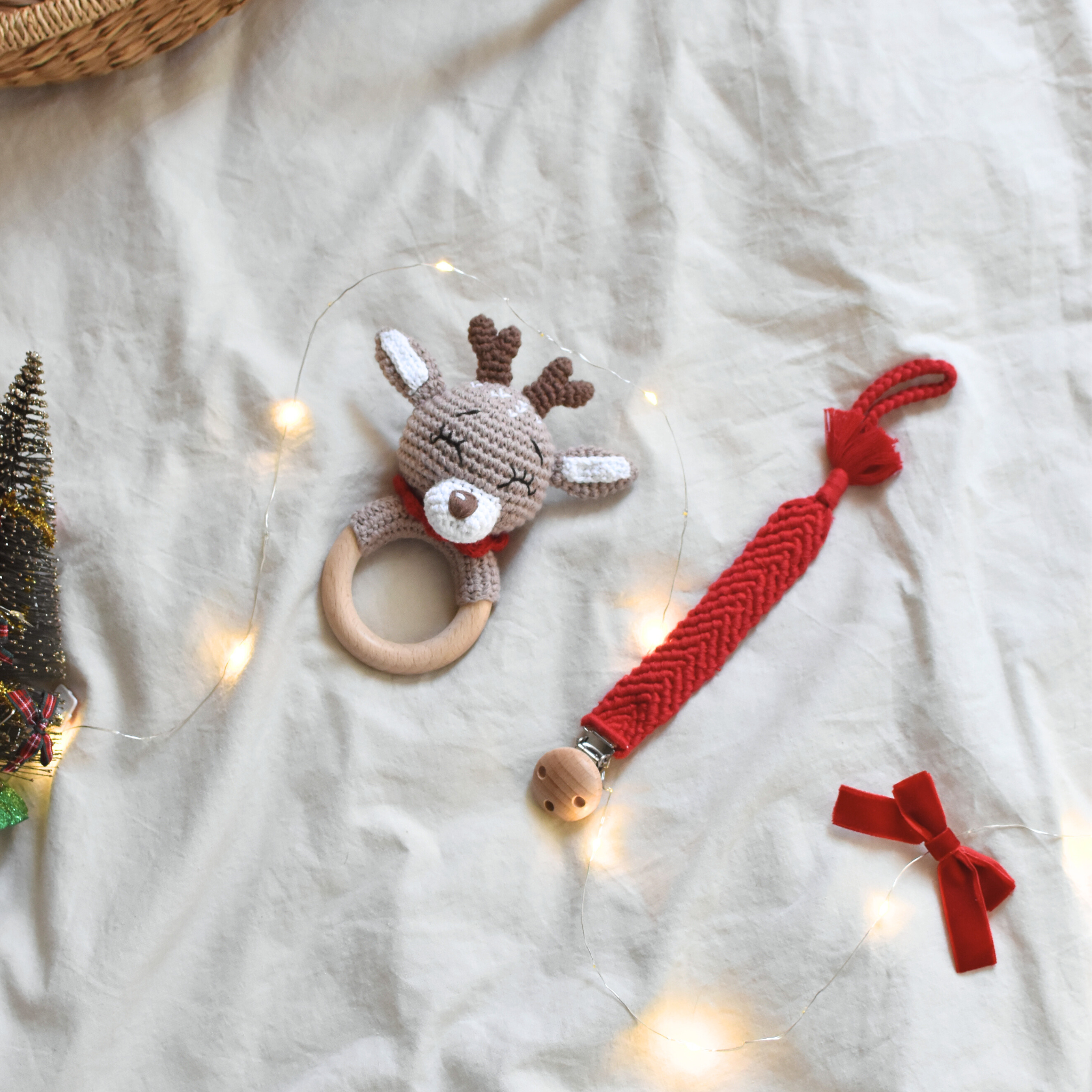 Attache tétine Noël rouge en macramé – Clip en bois gravé personnalisable