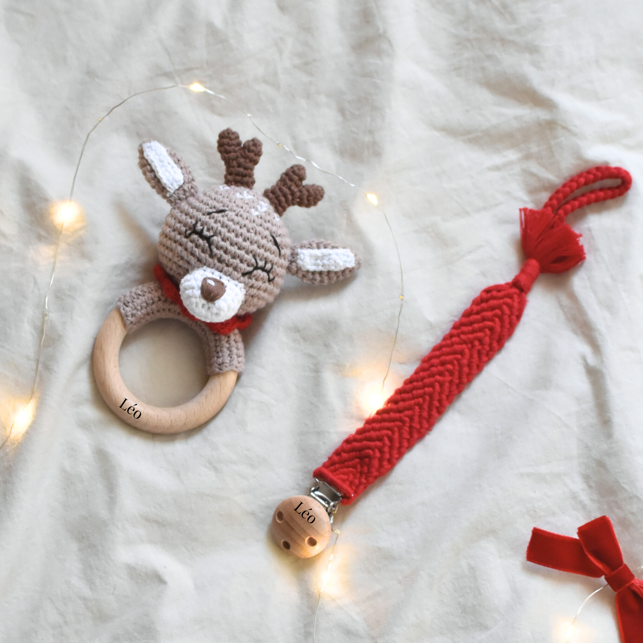 Attache tétine Noël rouge en macramé – Clip en bois gravé personnalisable