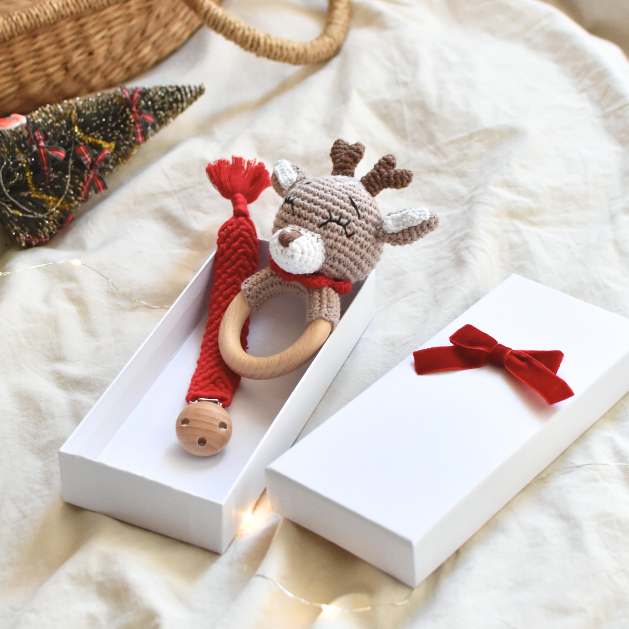 Attache tétine Noël rouge en macramé – Clip en bois gravé personnalisable