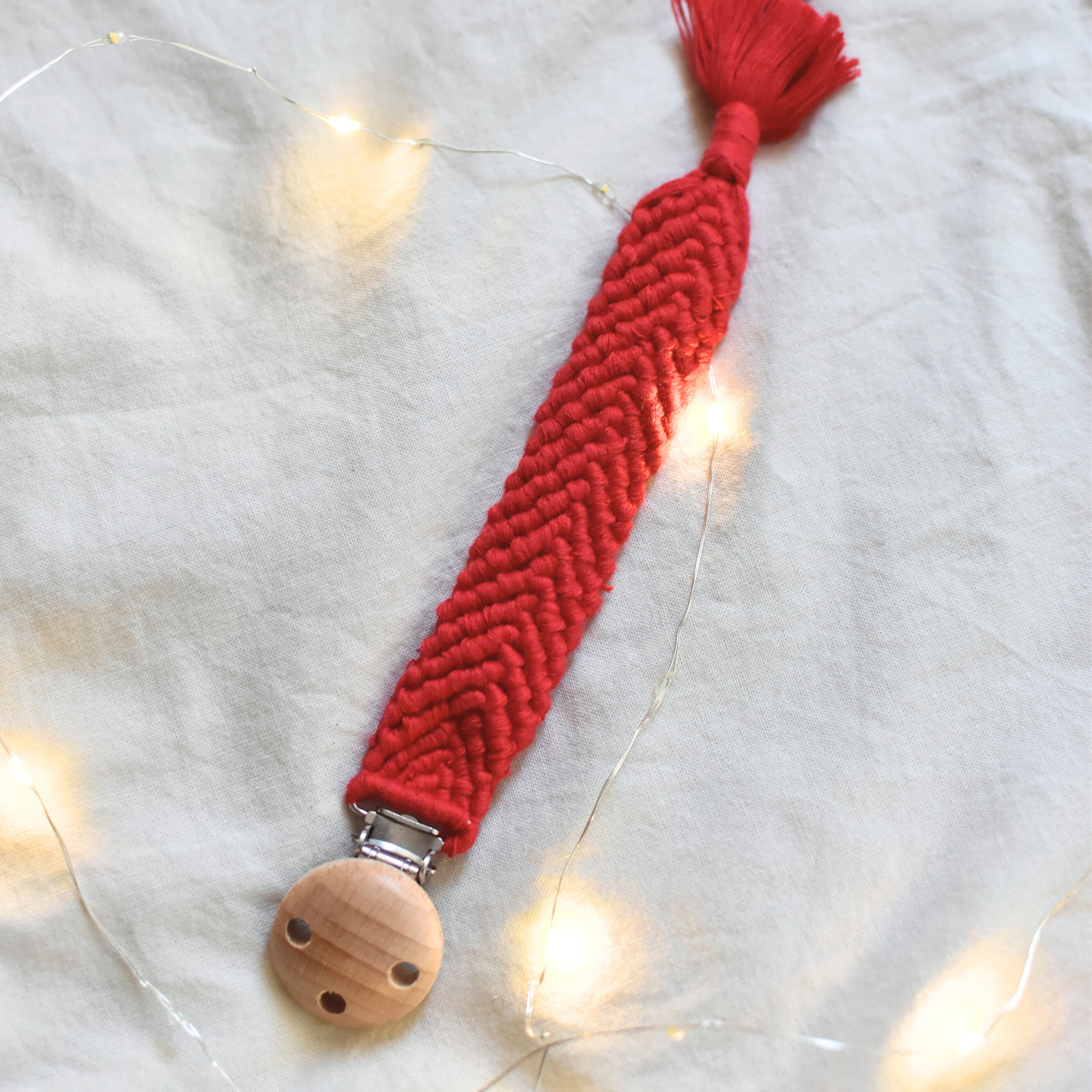 Attache tétine Noël rouge en macramé – Clip en bois gravé personnalisable