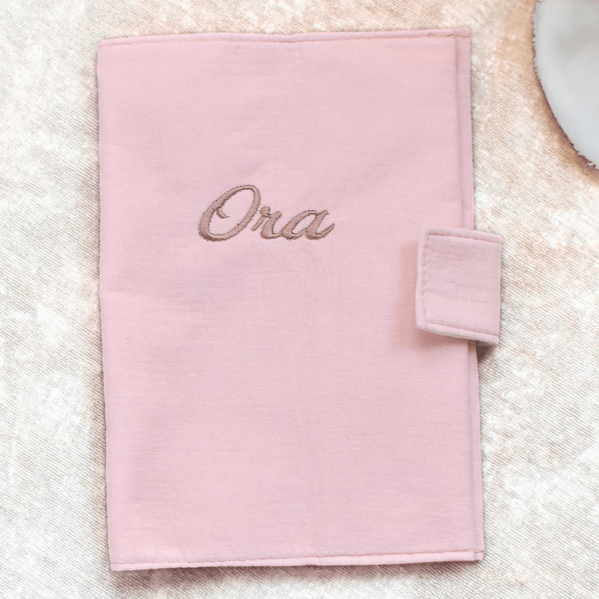 Protège carnet de santé en tissu brodé en atelier français