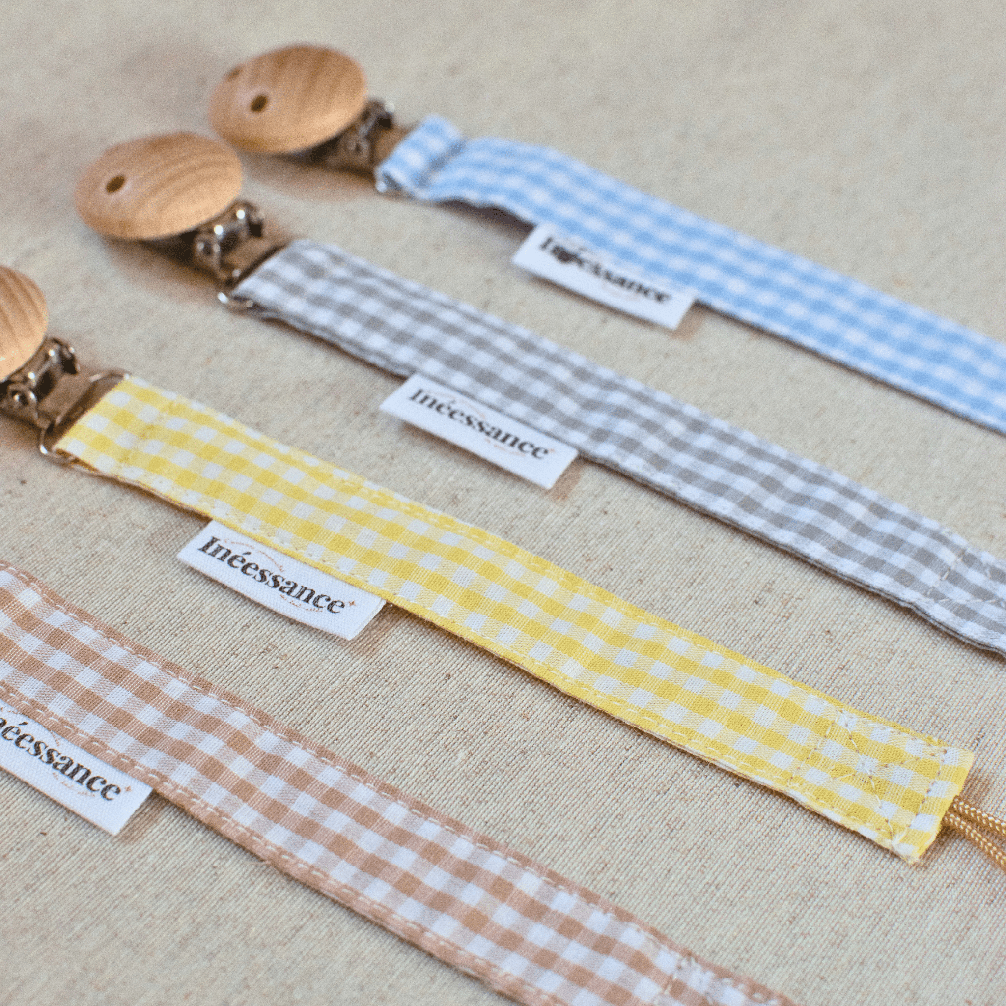 Attaches-tétines en tissu vichy Ineessance – bleu, gris, jaune et beige – avec clip en bois naturel