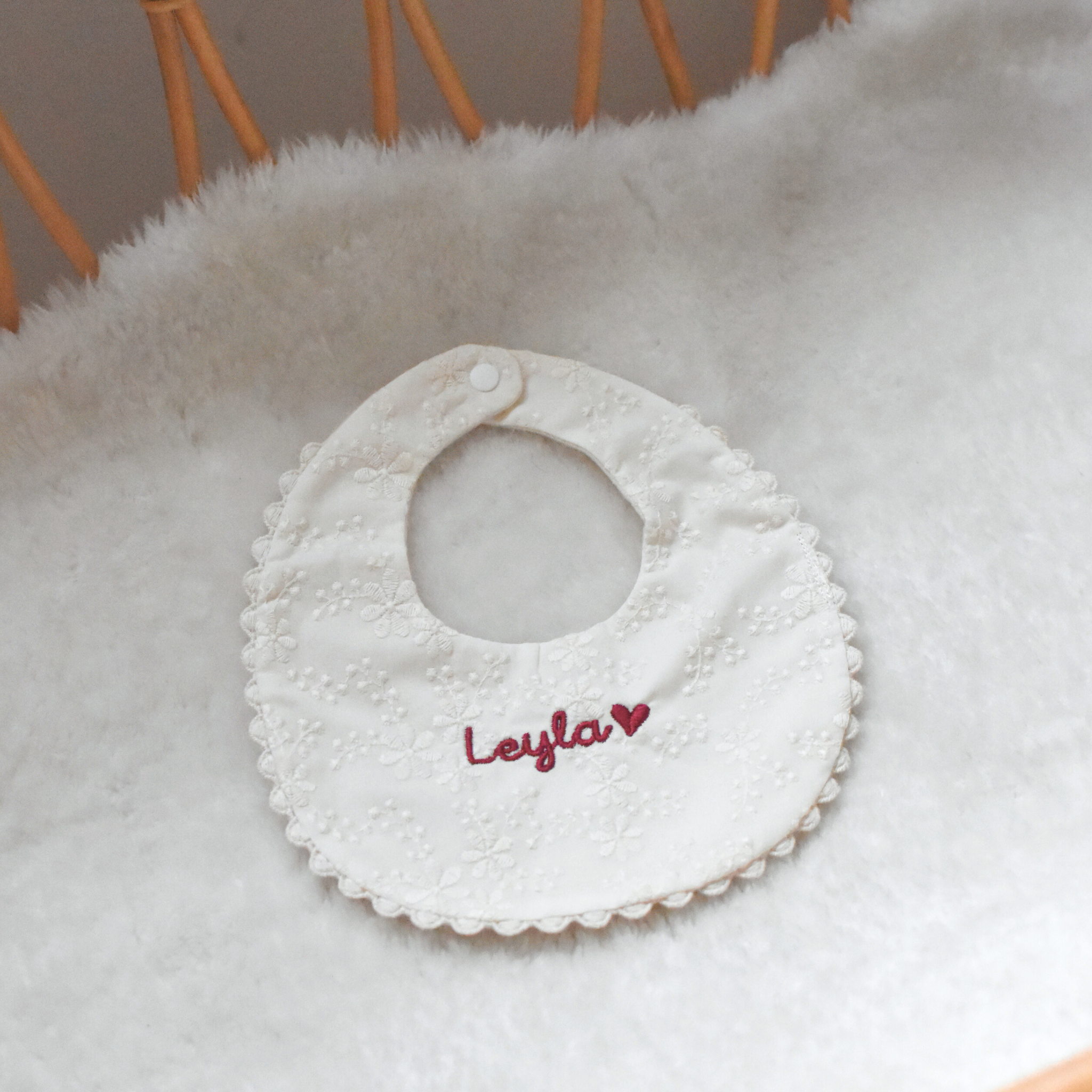 Bavoir chic personnalisé - Prénom brodé & col raffiné