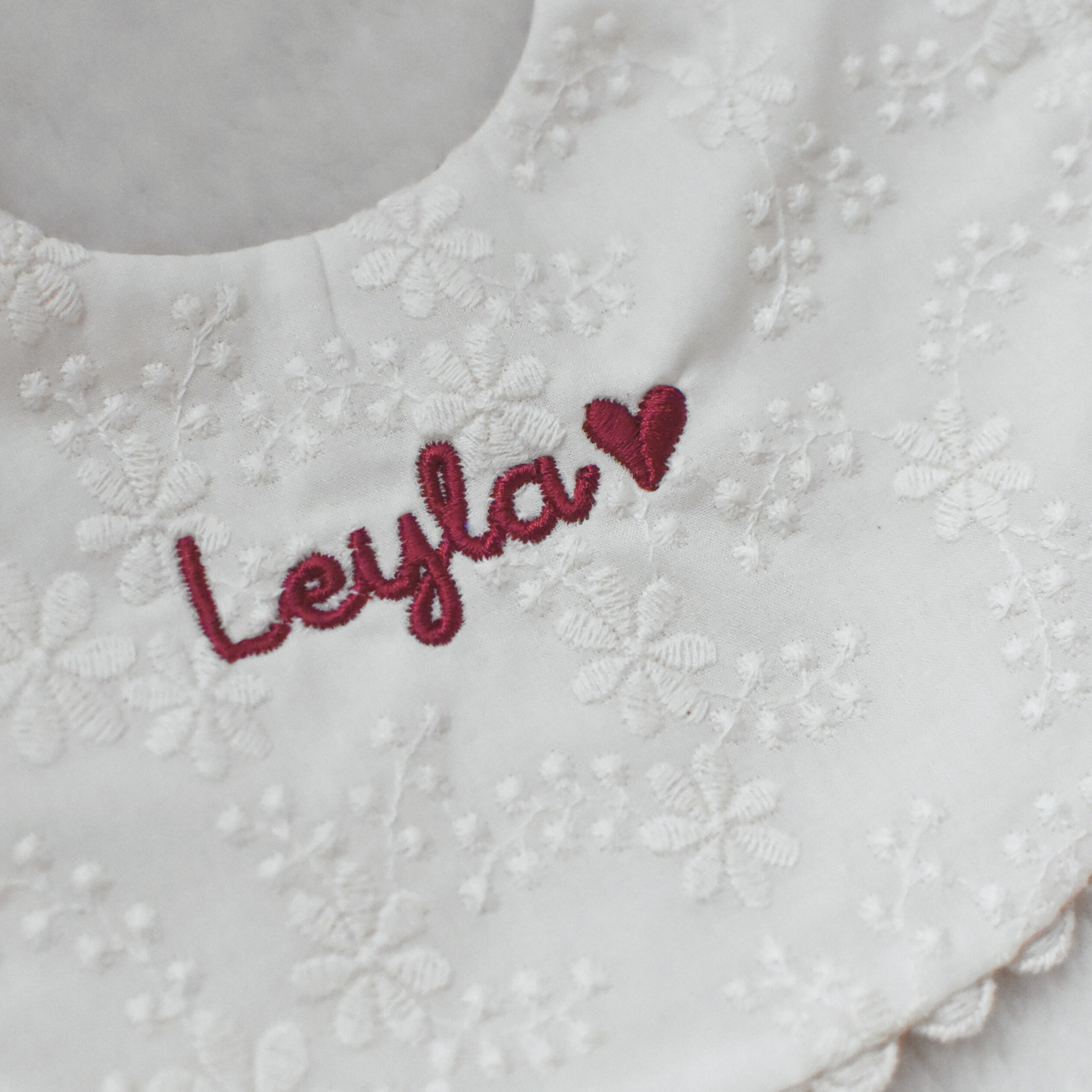 Bavoir chic personnalisé - Prénom brodé & col raffiné