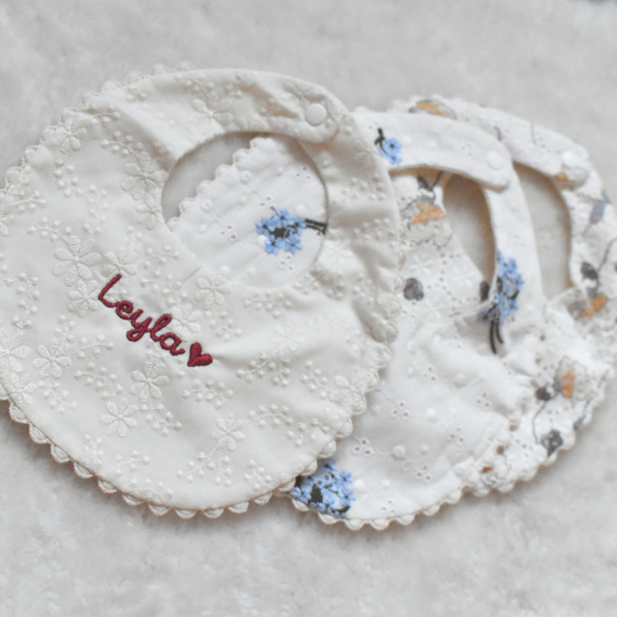 Bavoir chic personnalisé - Prénom brodé & col raffiné