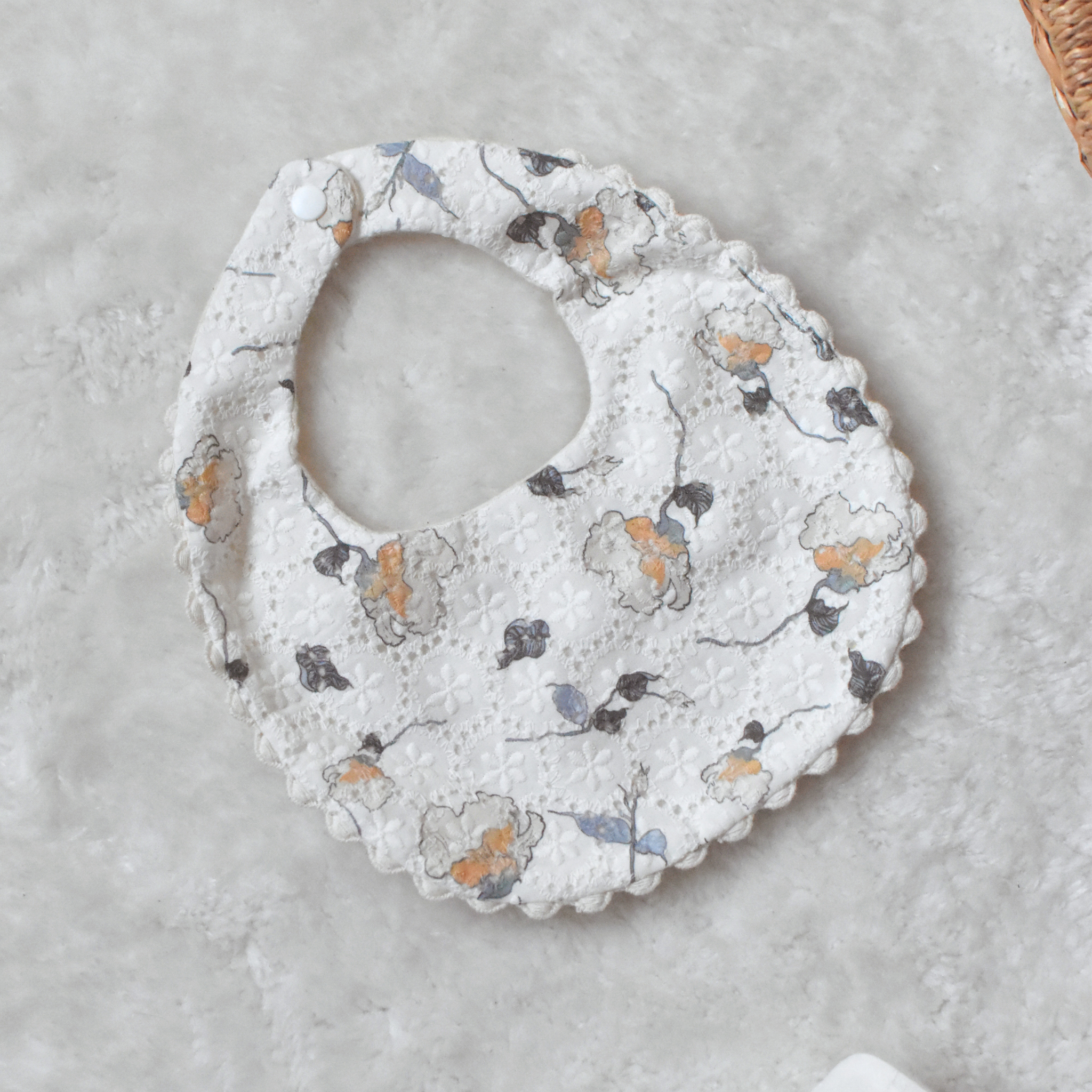 Bavoir chic personnalisé - Prénom brodé & col raffiné