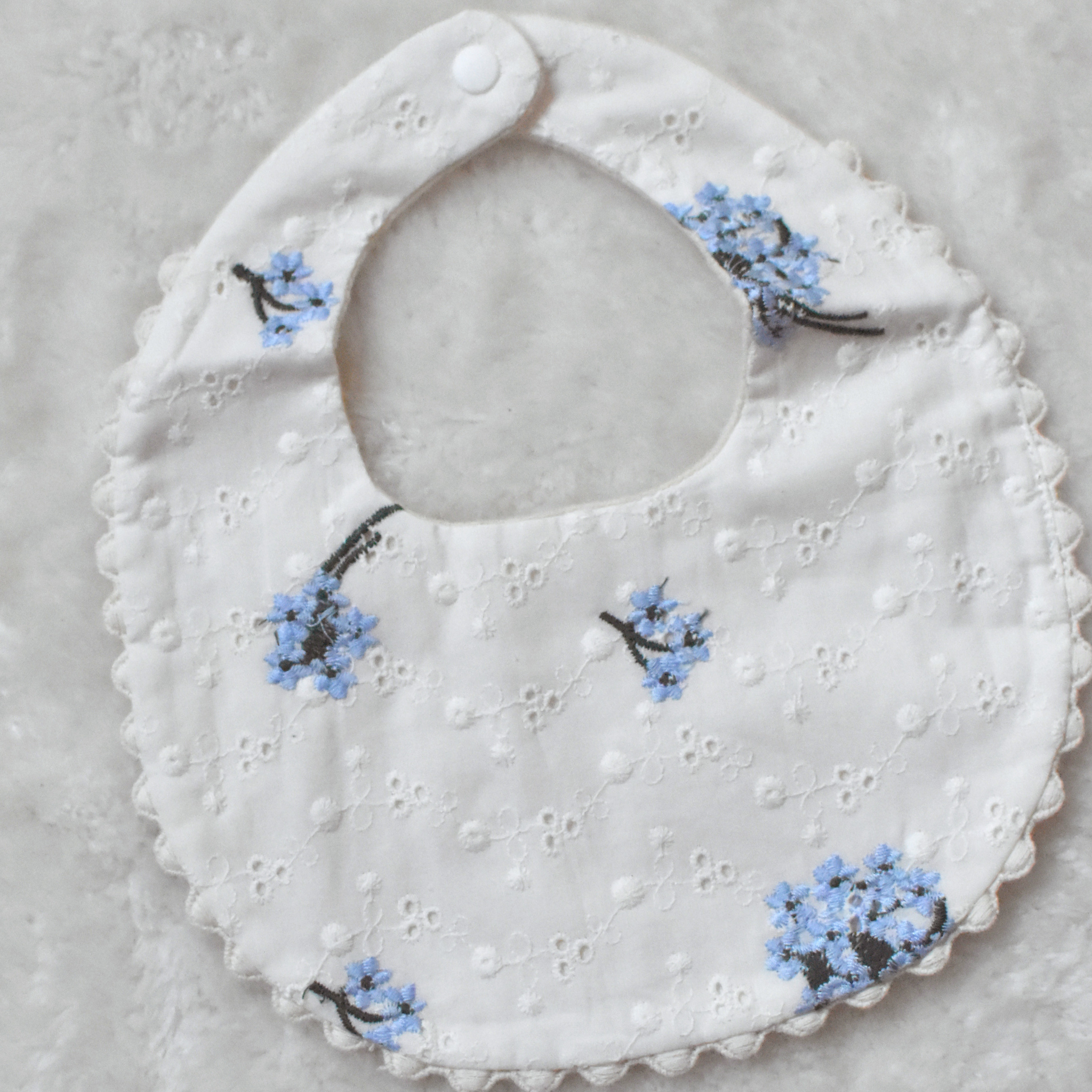 Bavoir chic personnalisé - Prénom brodé & col raffiné