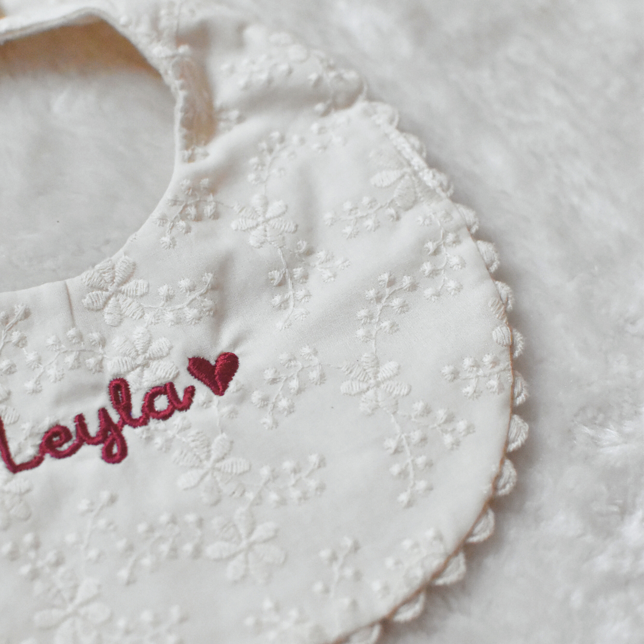Bavoir chic personnalisé - Prénom brodé & col raffiné