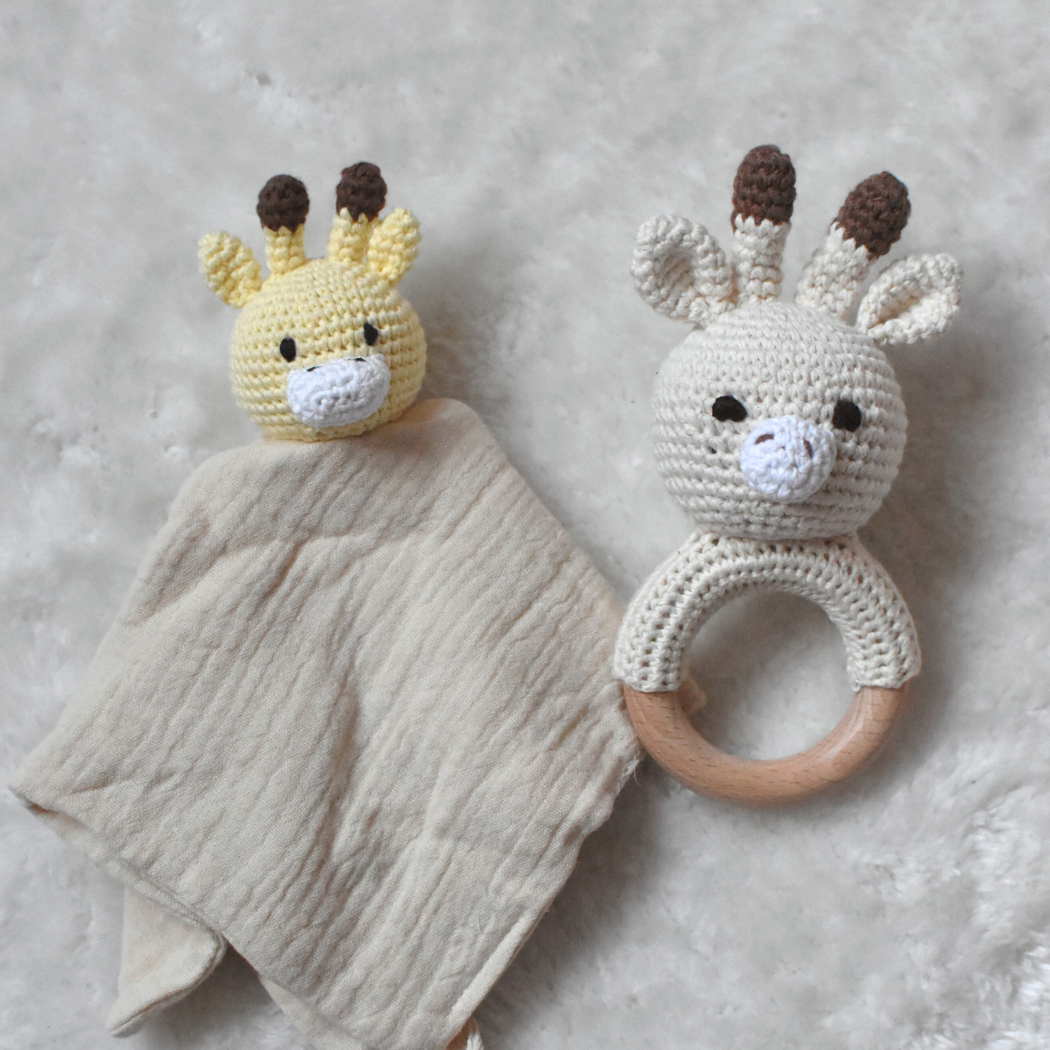 Lot Complice – Doudou & Hochet assortis en coton & croche