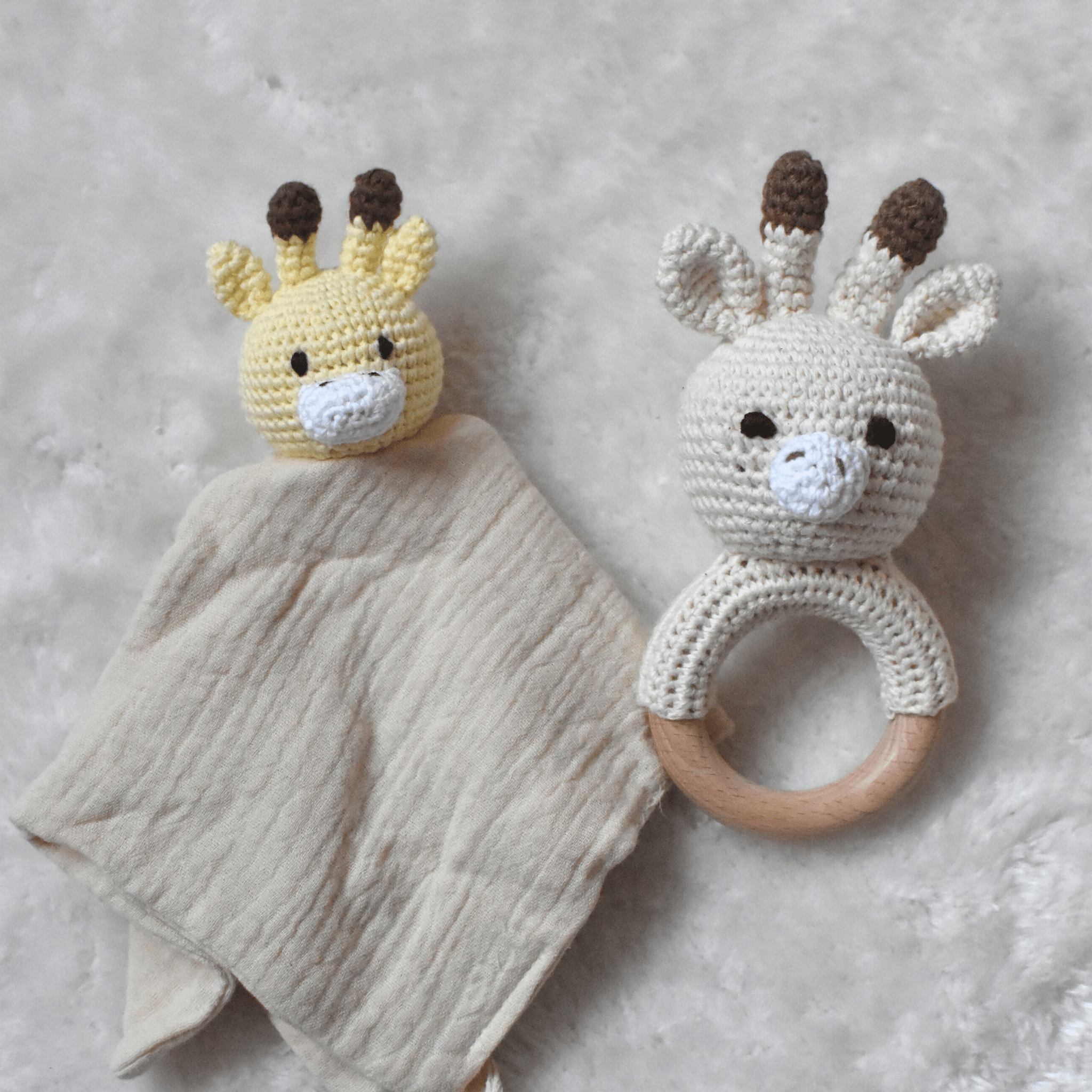 Lot Complice – Doudou & Hochet assortis en coton & crochet