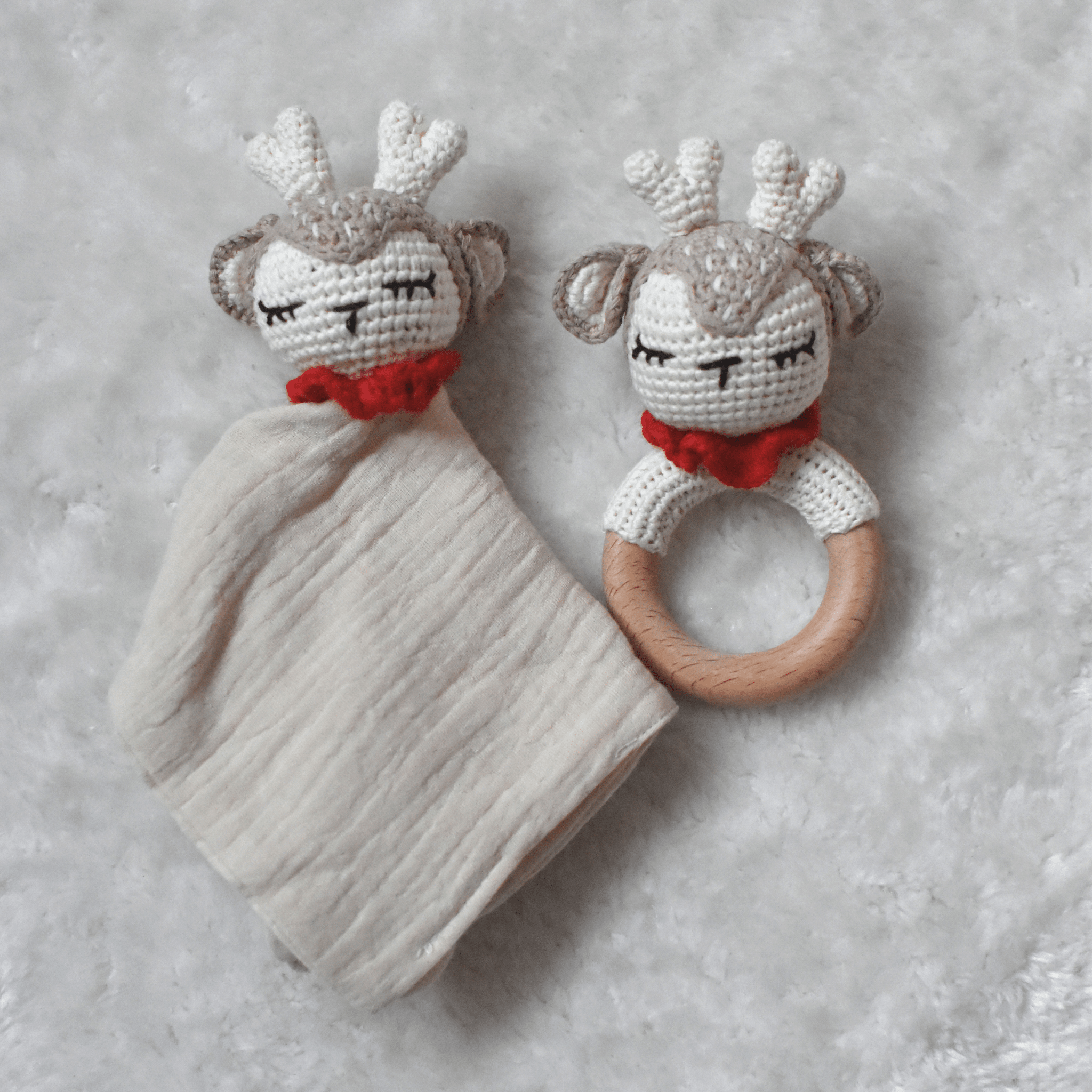 Lot Complice – Doudou & Hochet assortis en coton & crochet