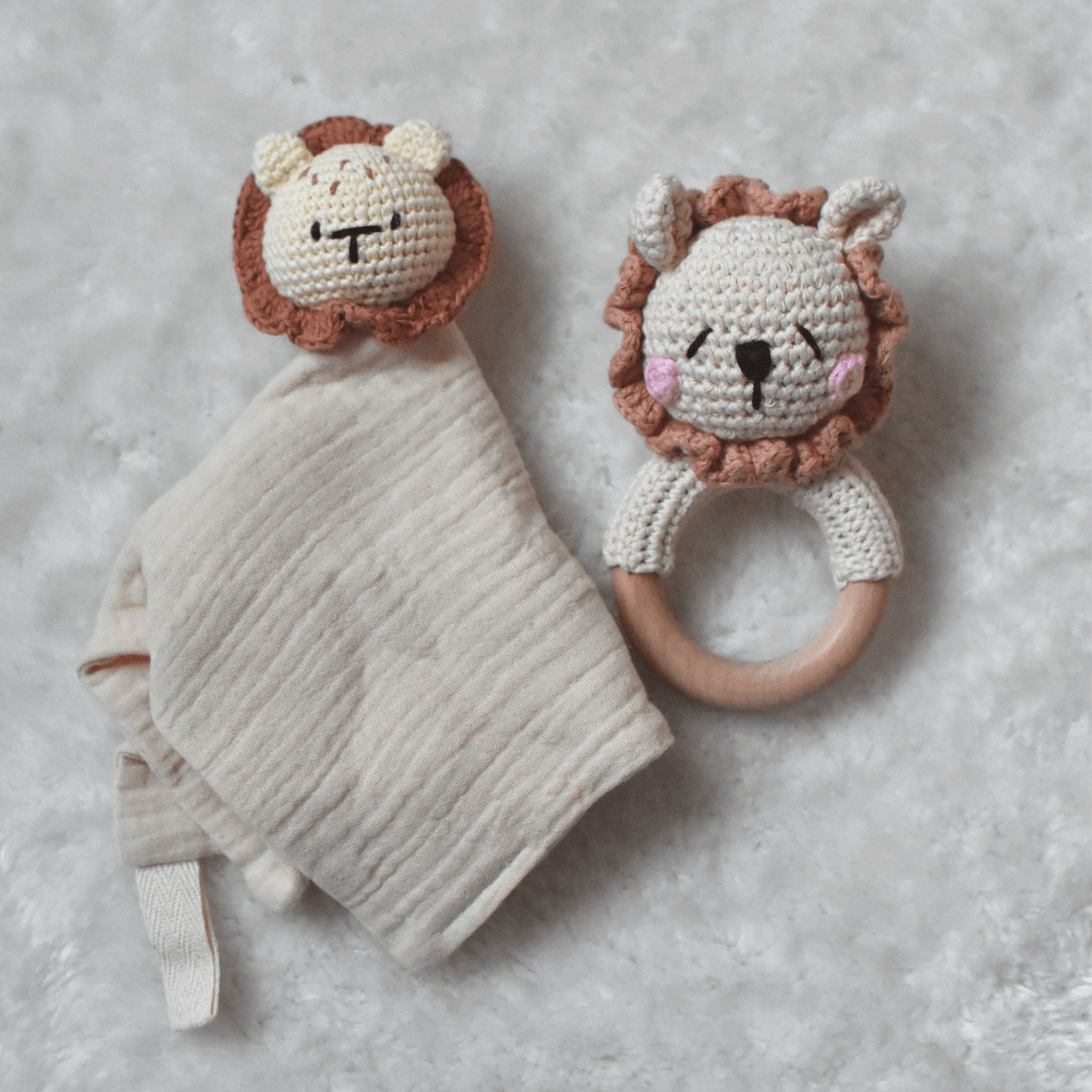 Lot Complice – Doudou & Hochet assortis en coton & crochet