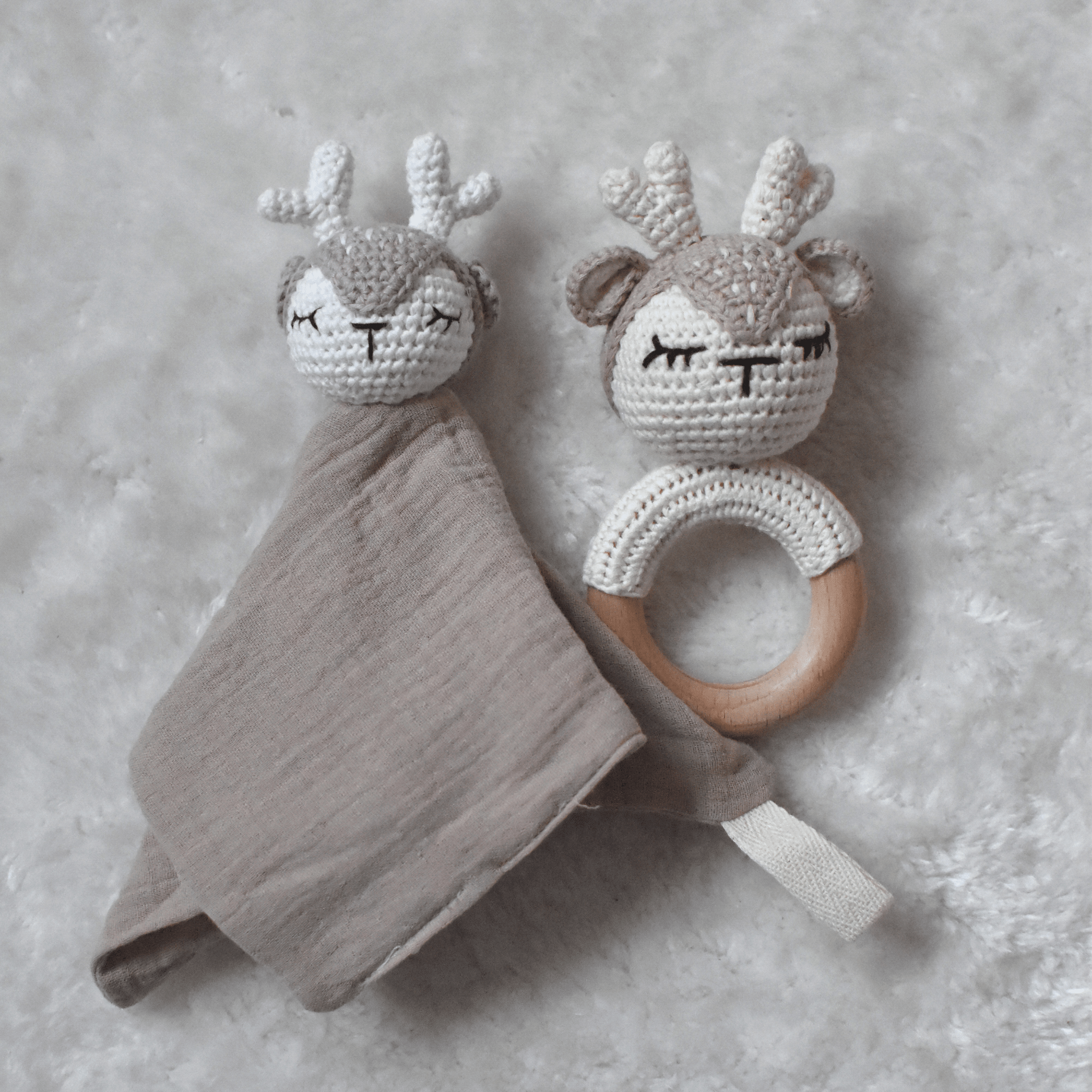 Lot Complice – Doudou & Hochet assortis en coton & crochet
