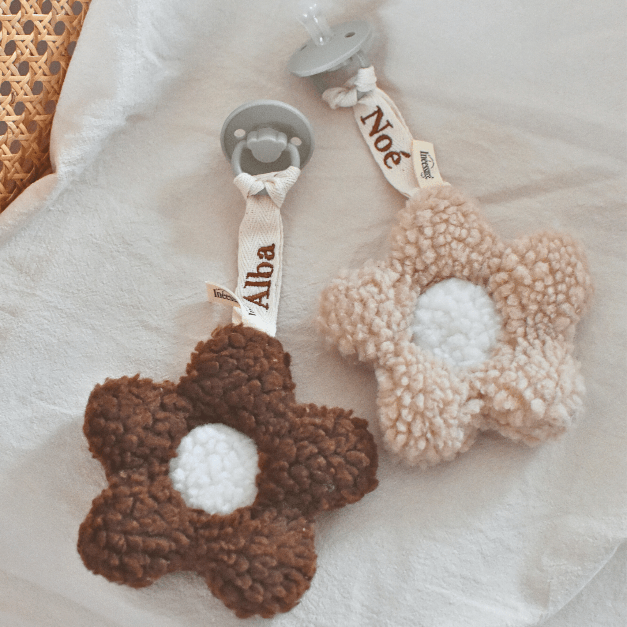 Personalisierbarer Schnullerclip mit Blumen- und Mondmotiv