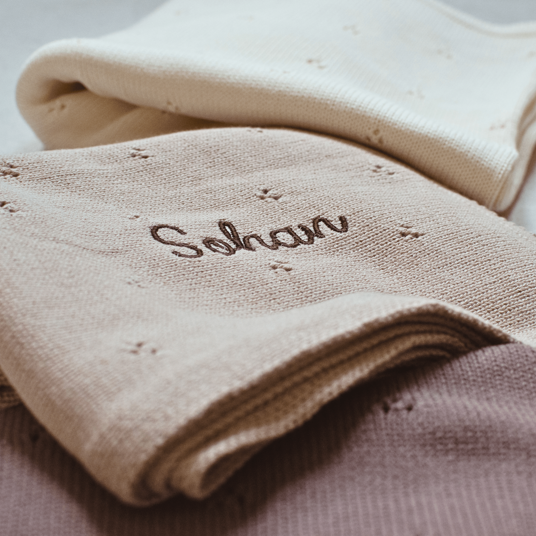 Couverture brodé beige personnalisée avec prénom
