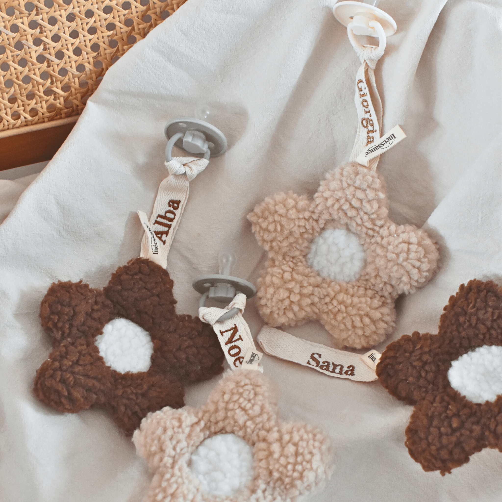 Personalisierbarer Schnullerclip mit Blumen- und Mondmotiv