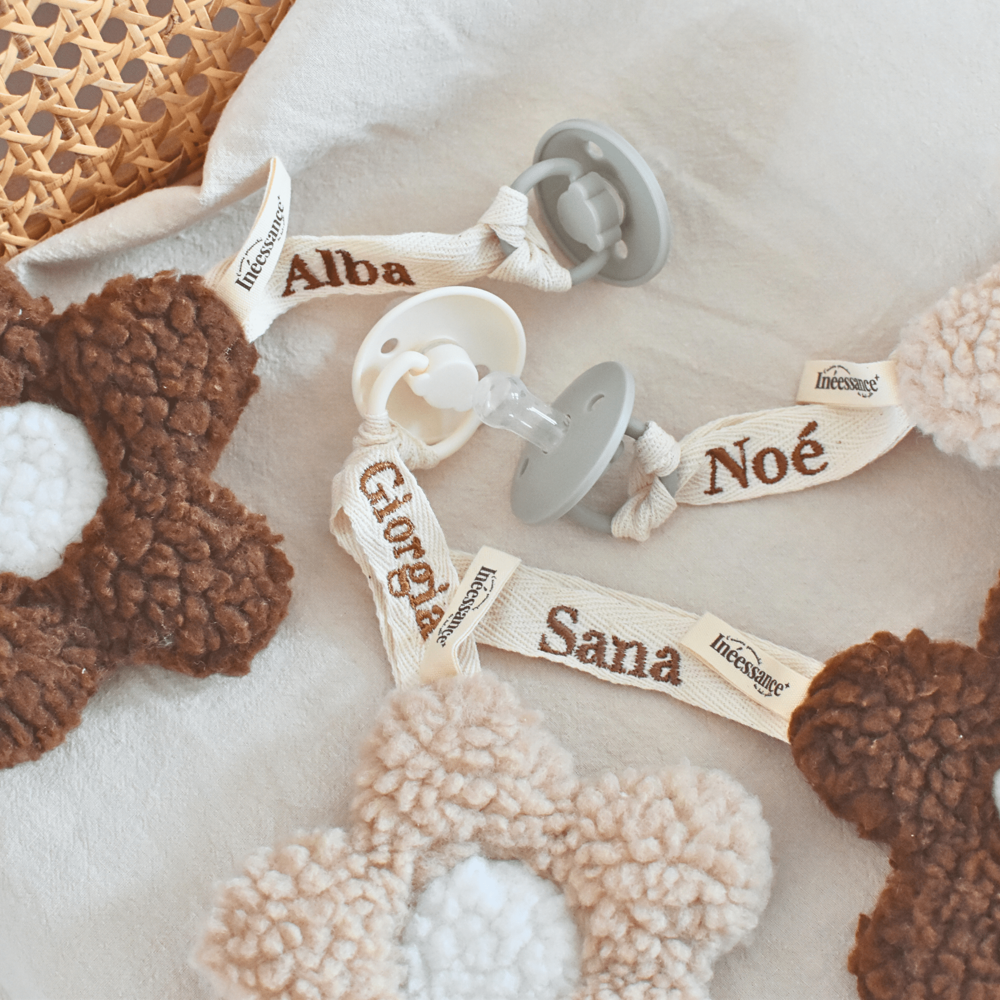 Personalisierbarer Schnullerclip mit Blumen- und Mondmotiv