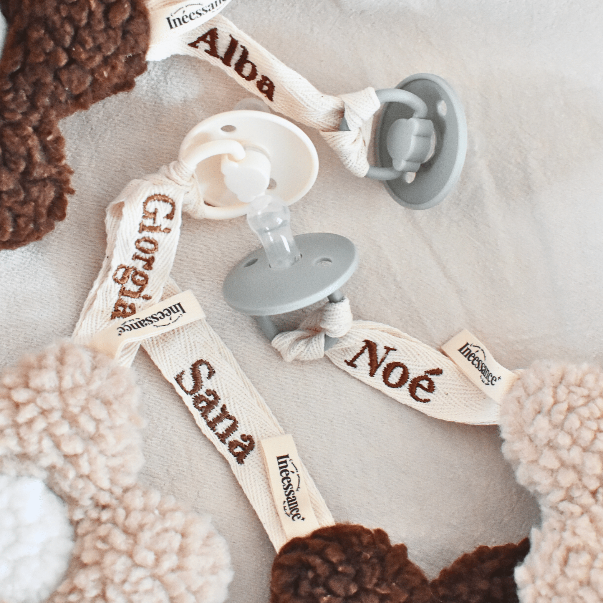 Personalisierbarer Schnullerclip mit Blumen- und Mondmotiv