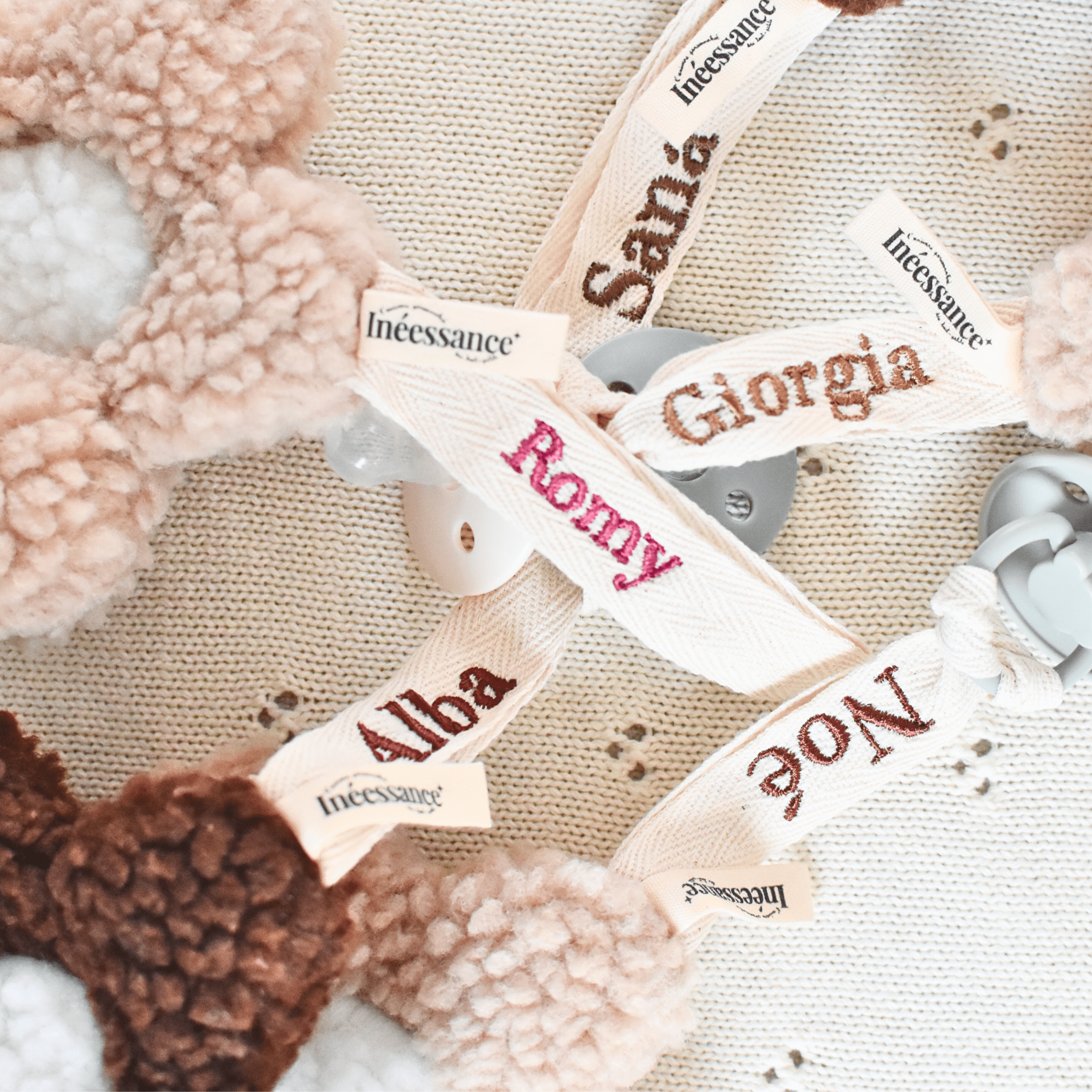 Personalisierbarer Schnullerclip mit Blumen- und Mondmotiv