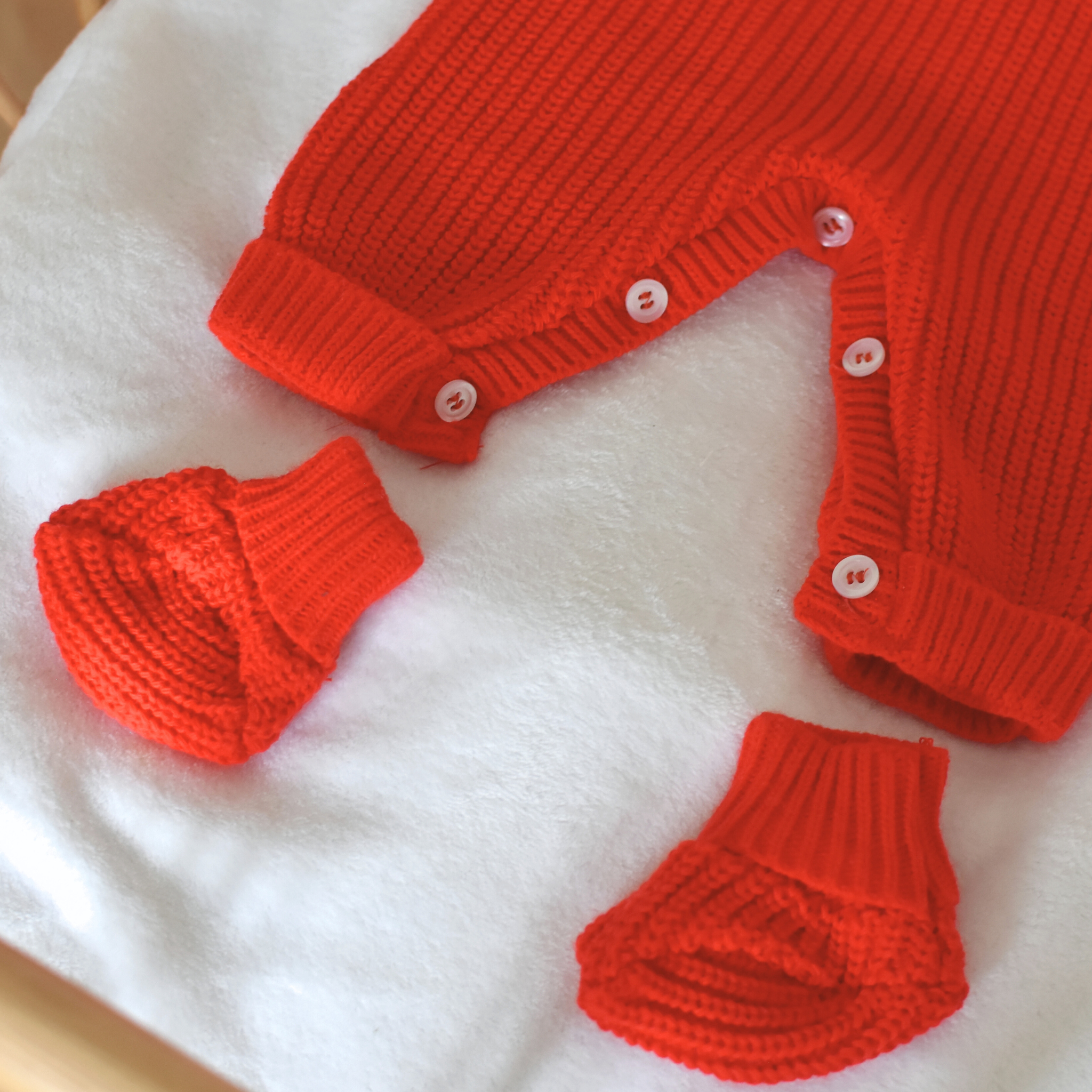 Tenue bordeaux et rouge avec décorations de Noël