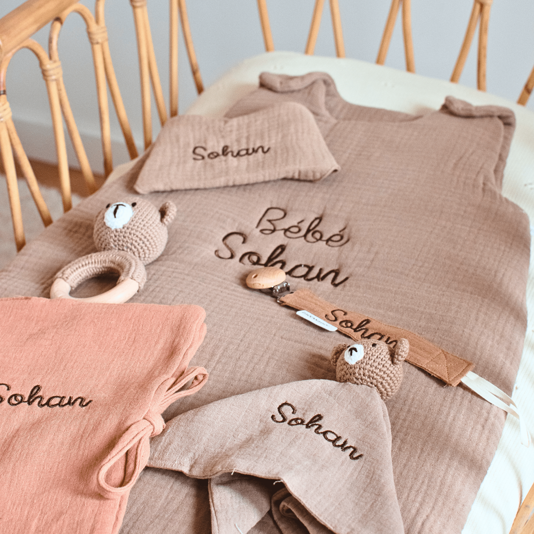 Coffret Naissance dans un berceau en osier, coffret avec Hochets, attache sucette, bavoir personnalisé, protege carnet de santé, gigoteuses. occasion unique. Cadeau personnalisés