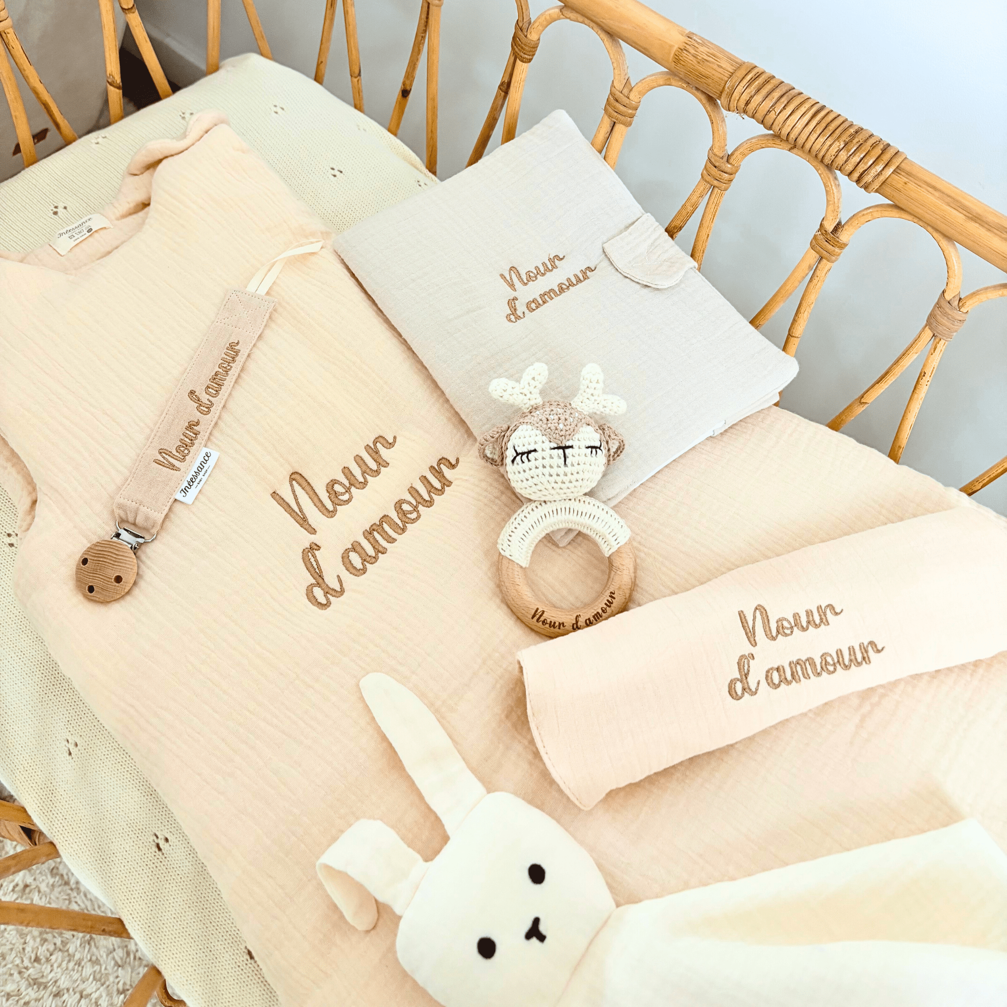 Coffret Naissance dans un berceau en osier, coffret avec Hochets, attache sucette, bavoir personnalisé, protege carnet de santé, gigoteuses. occasion unique. Cadeau personnalisés
