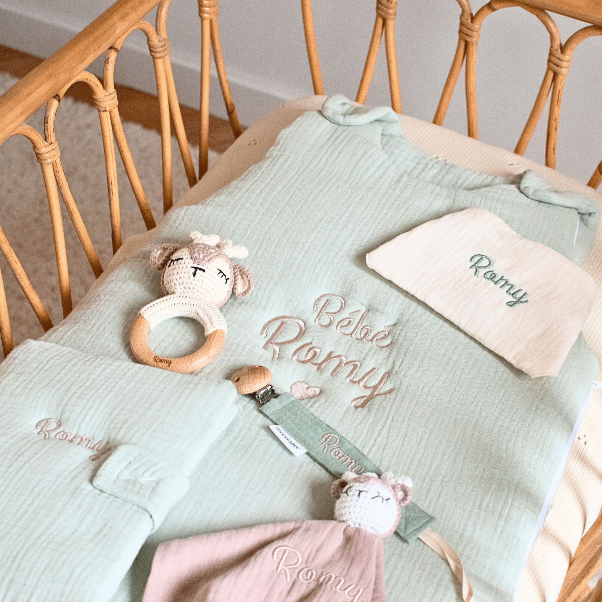 Coffret cadeau dans un berceau, coffret avec Hochets, attache sucette, bavoir personnalisé, protege carnet de santé, occasion unique. Cadeau