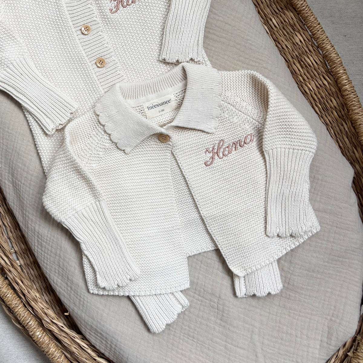 Brassière de naissance en tricot de coton à col Claudine, personnalisée au prénom brodé