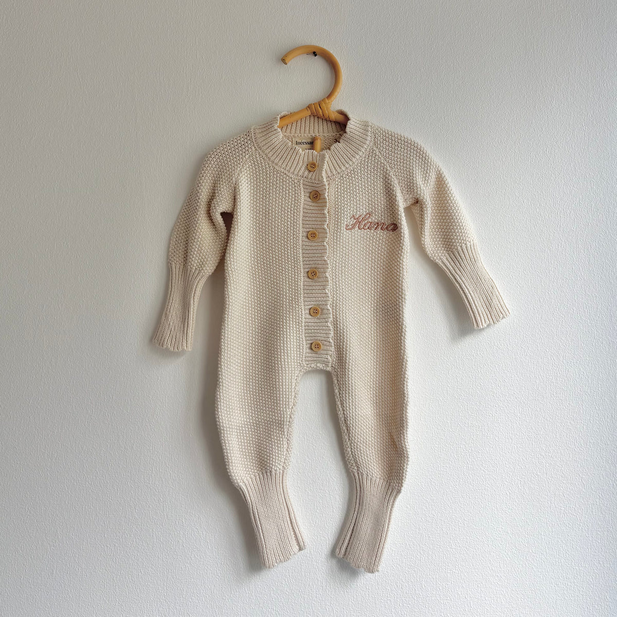 Combinaison de naissance en tricot de coton avec broderie du prénom de bébé