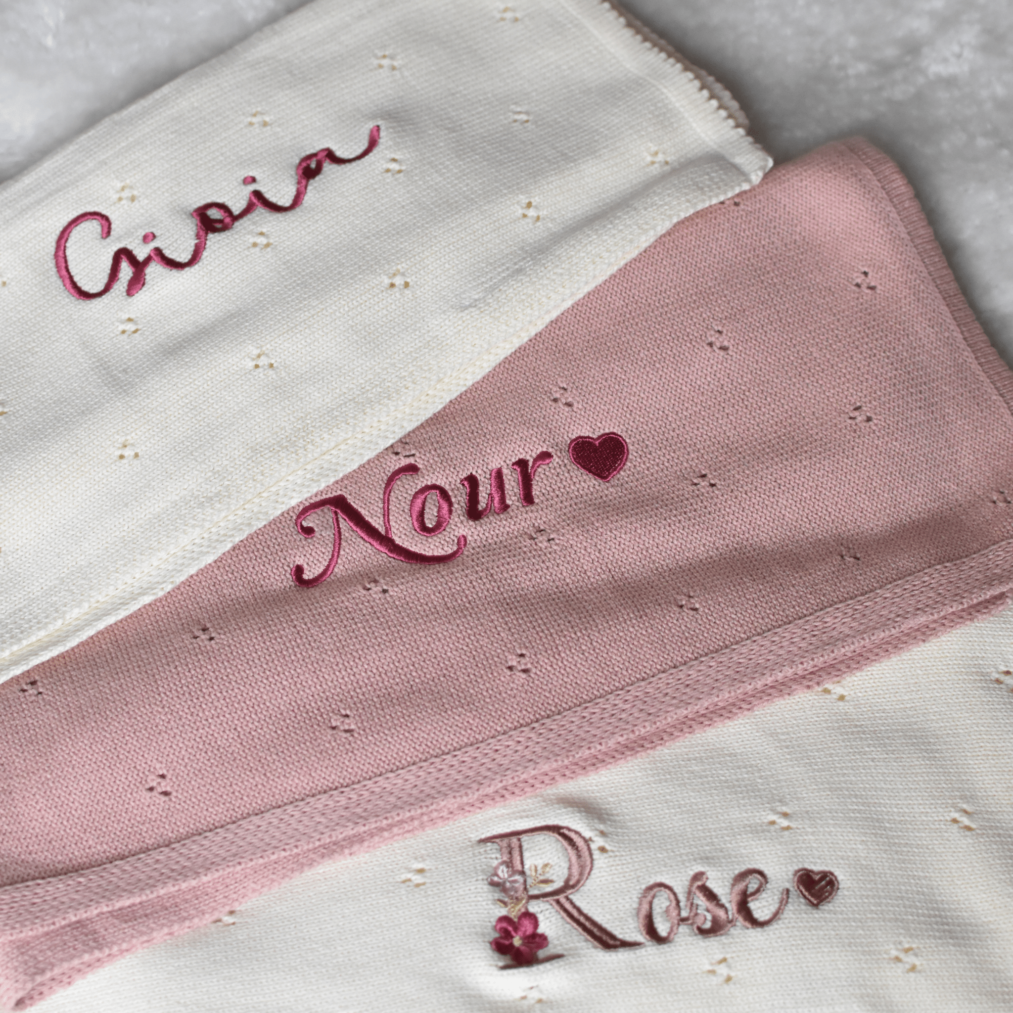Couverture brodé beige , creme, rose, avec prénom personnalisée
