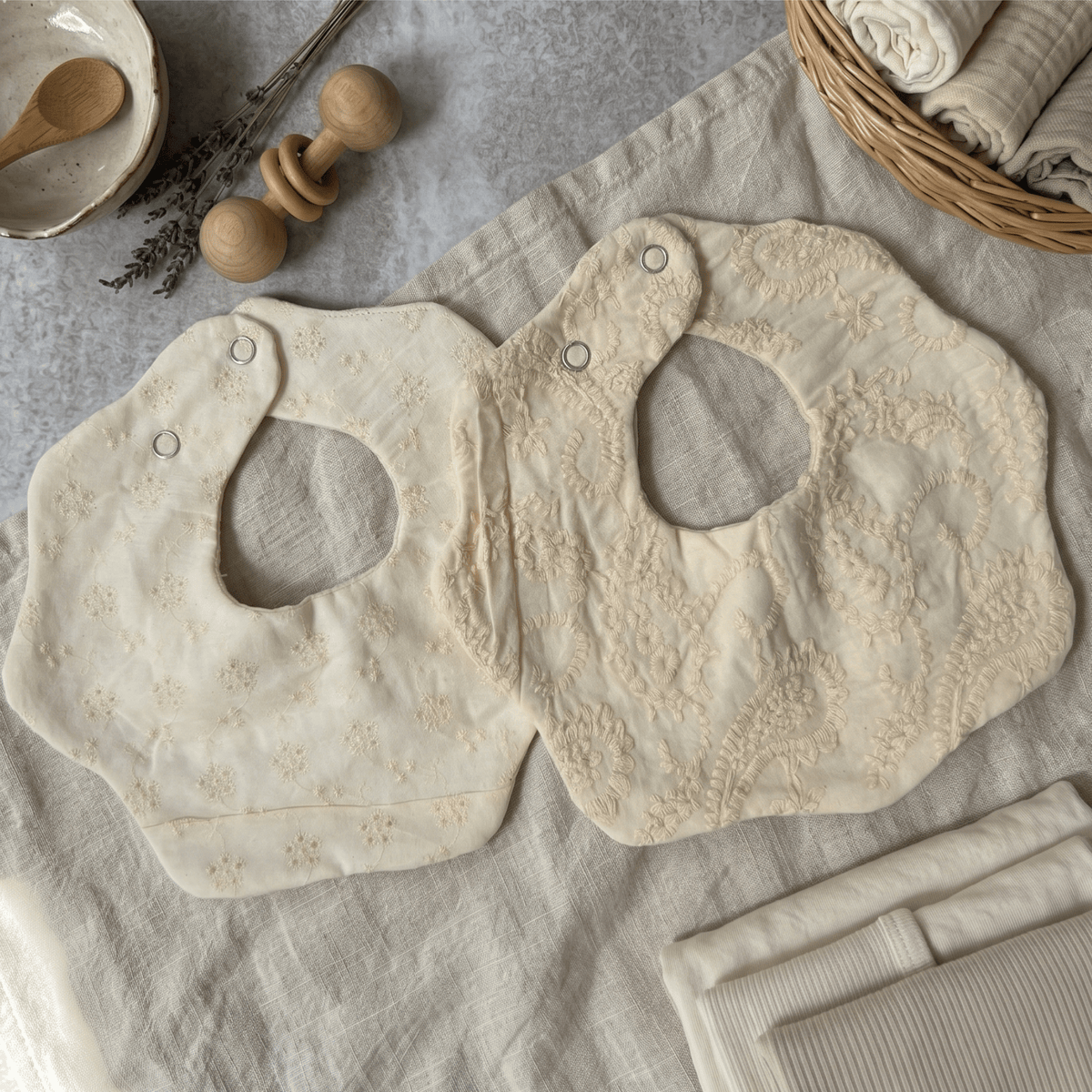 Bavoirs fleurs brodés – Lot de 2