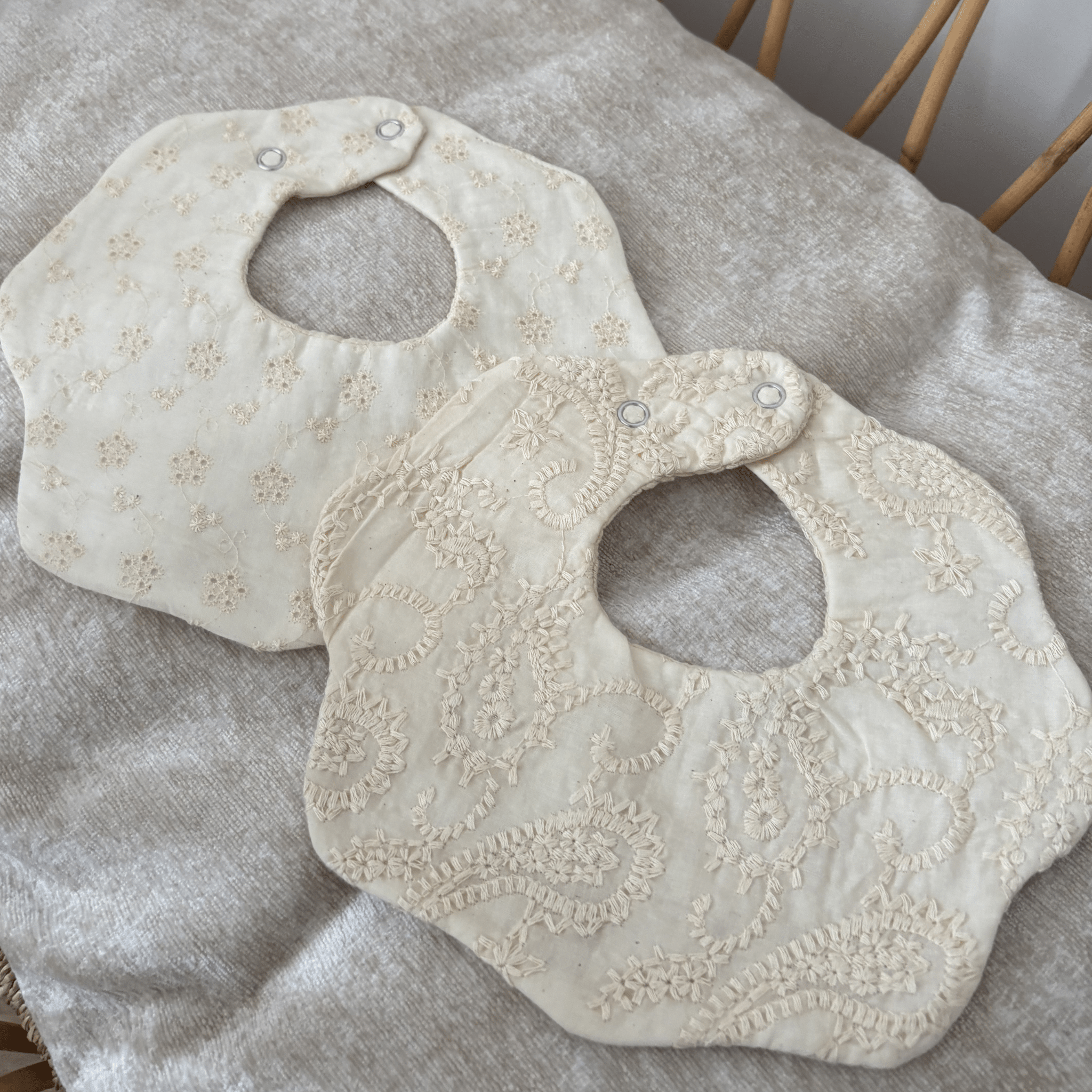 Bavoirs fleurs brodés – Lot de 2