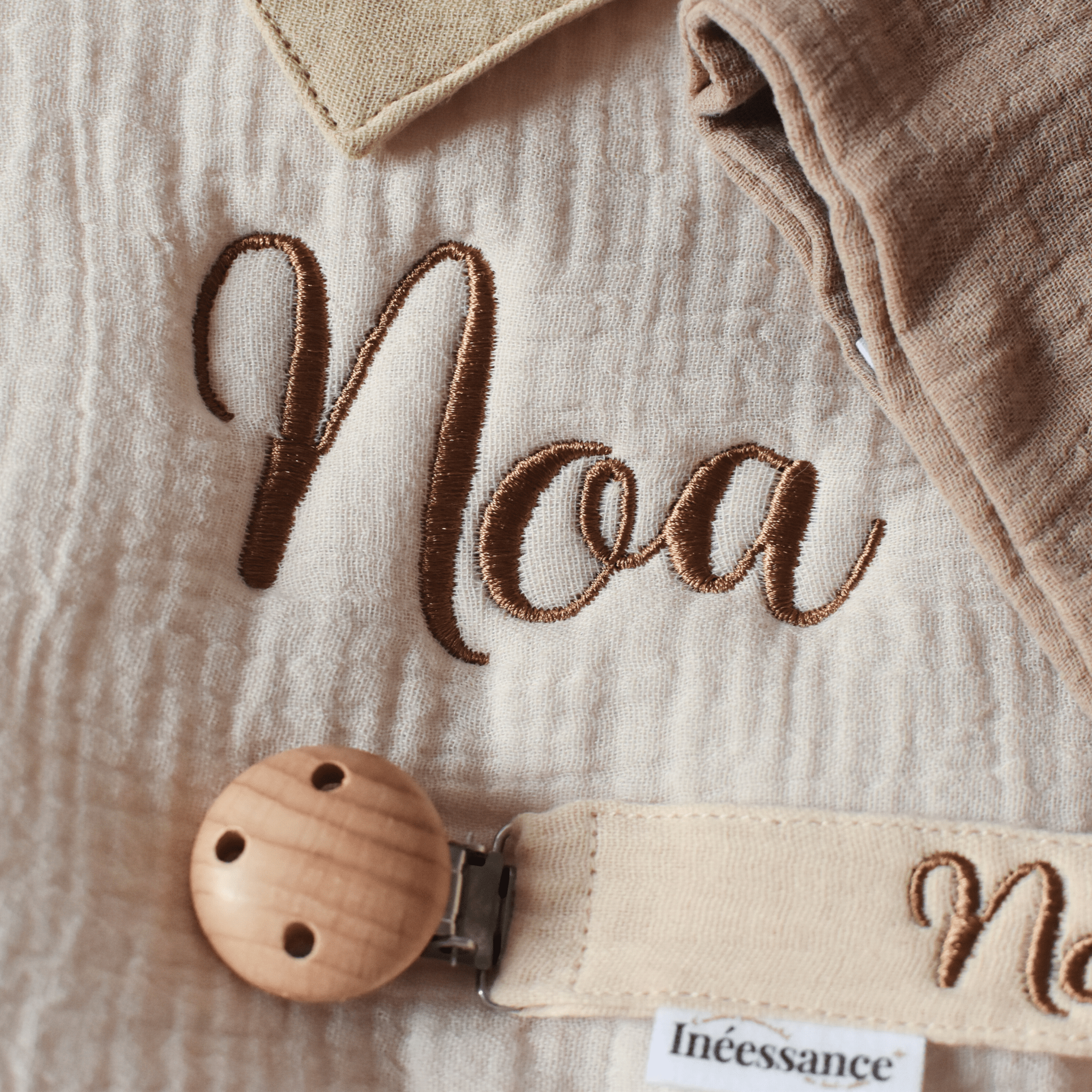 Zoom sur Broderie prénom Noa