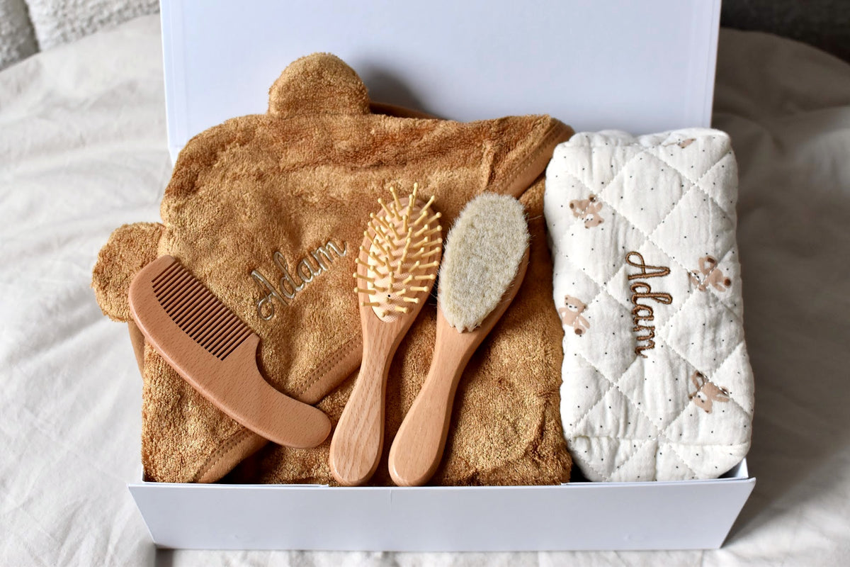 Coffret bain rituel : cape ourson, peigne, brosses et trousse matelassée brodée Adam