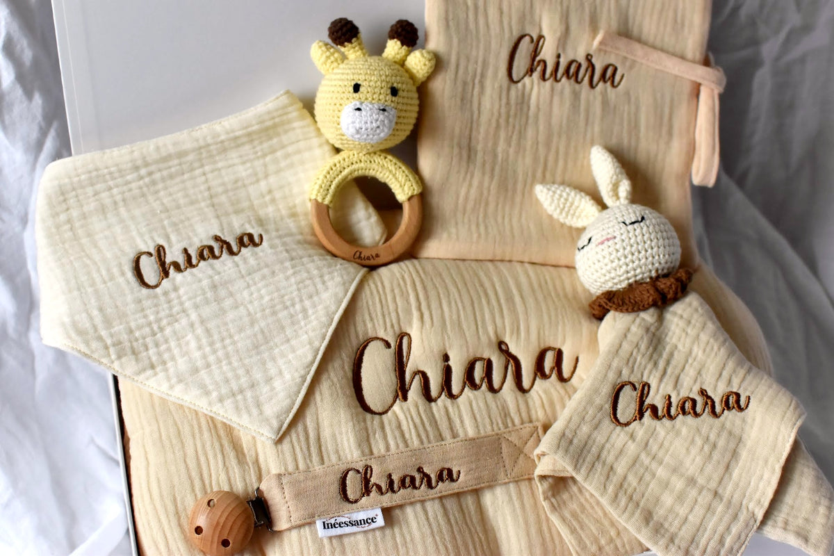 Coffret naissance Mix and Match crème brodé au prénom Chiara, hochet girafe et doudou lapin