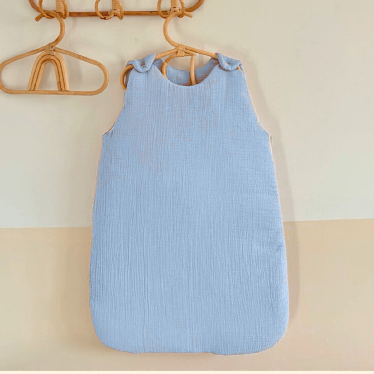Gigoteuse Cocon bleu en gaze de coton, accrochée au mur