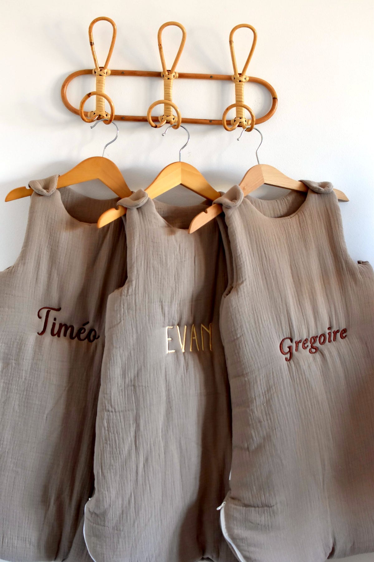 Trois gigoteuses brodées aux prénoms Timéo, Evan et Grégoire