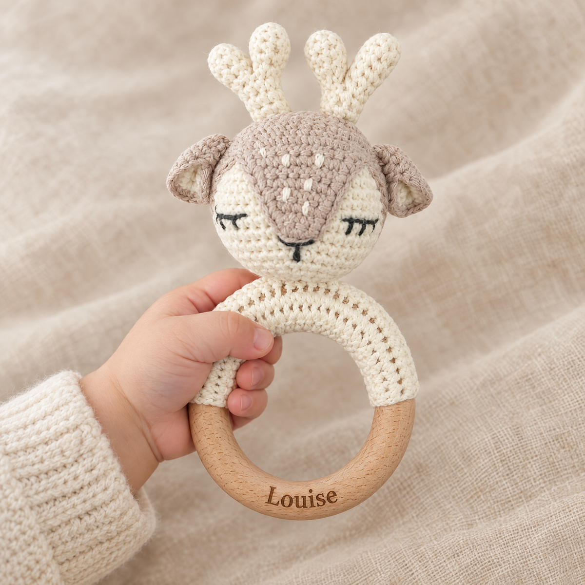 Hochet en crochet personnalisé faon tenu par bébé, prénom gravé