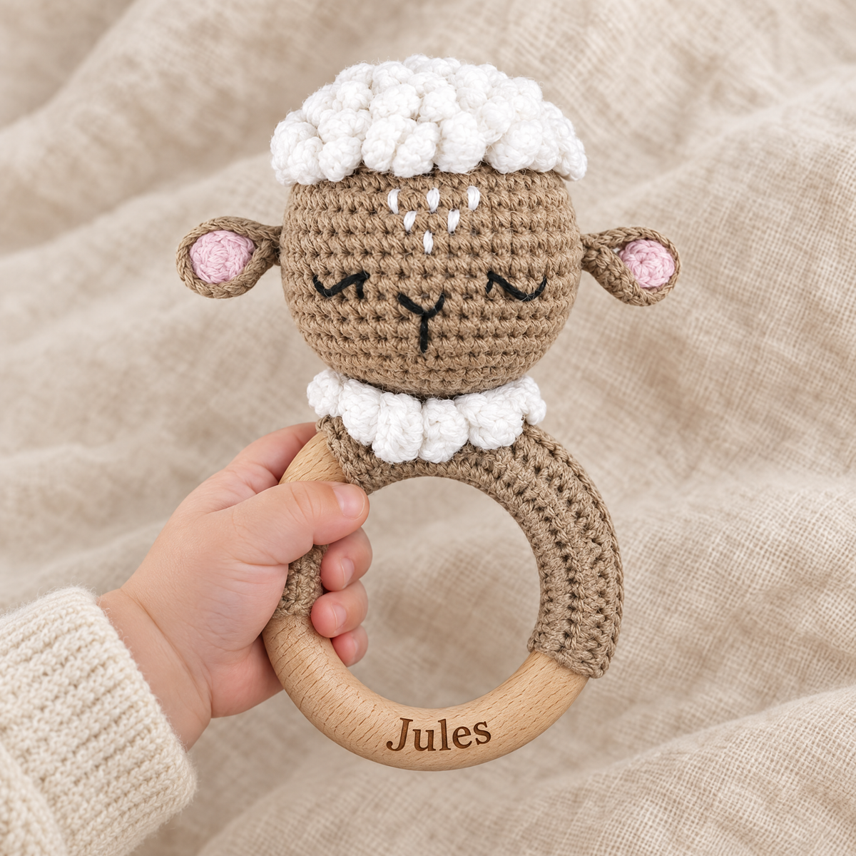 Hochet en crochet personnalisé mouton tenu par bébé, prénom gravé
