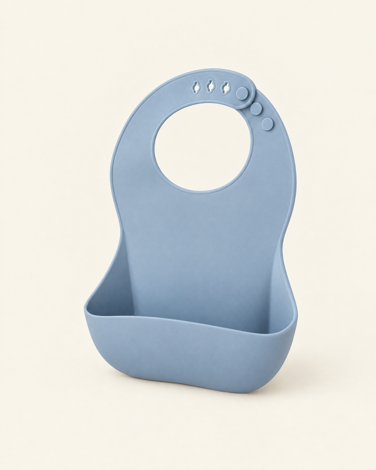 Bavoir en silicone bleu vu de trois quarts, poche récupératrice ouverte
