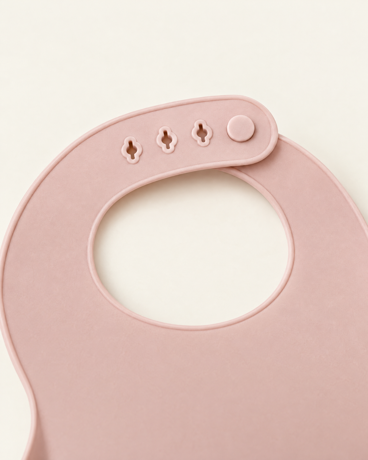 Détail de la fermeture réglable du bavoir en silicone rose