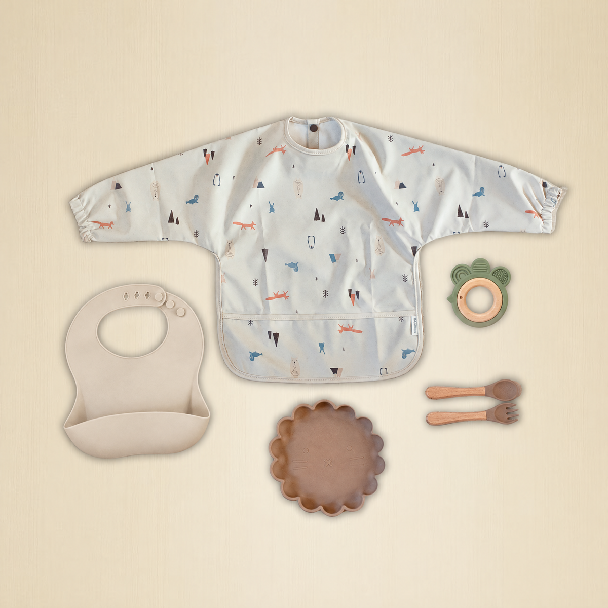 Coffret repas bébé : bavoir tablier, bavoir silicone à poche, assiette silicone, couverts et anneau de dentition