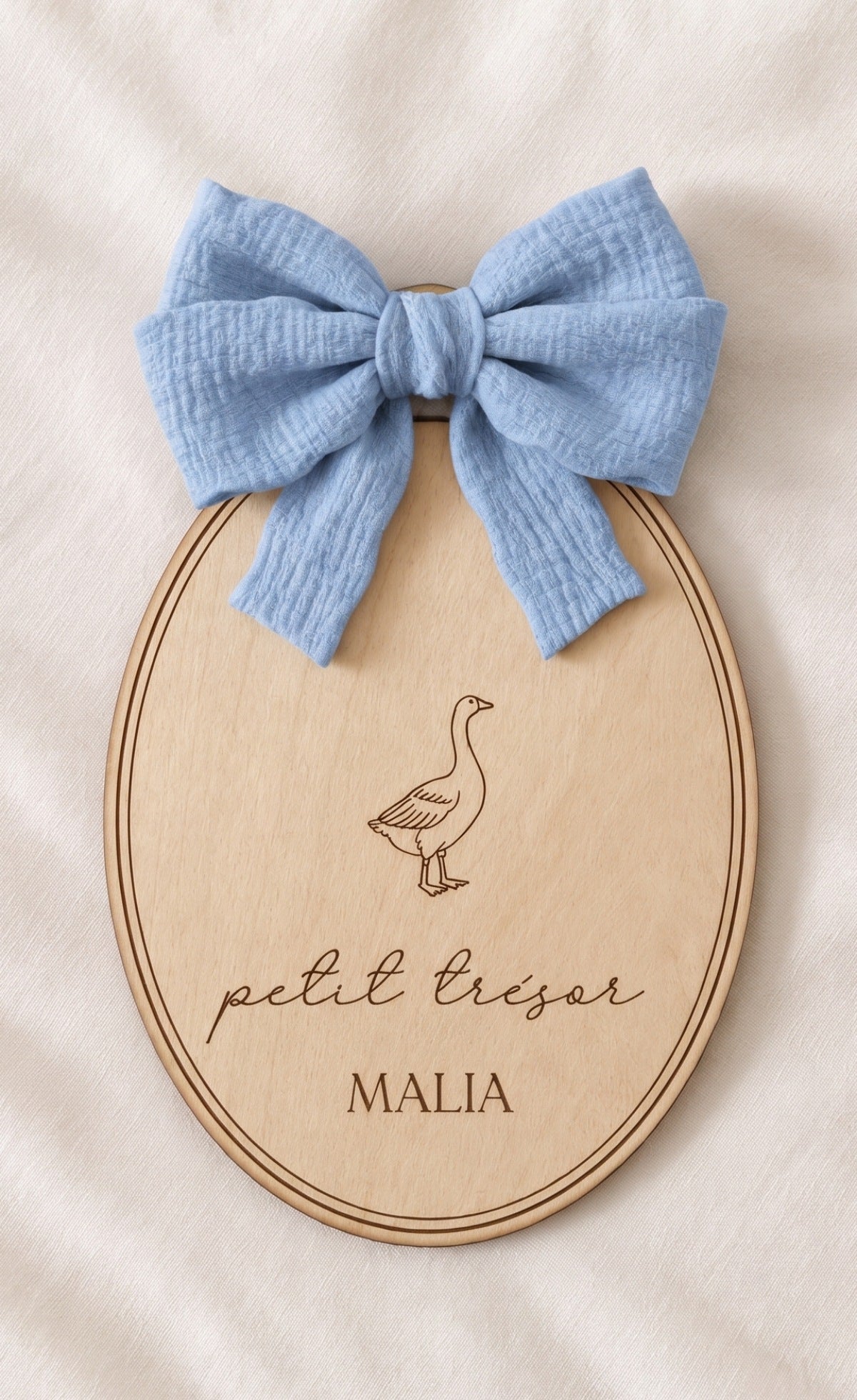 Plaque de naissance ovale en bois gravée oie, petit trésor, MALIA, avec nœud bleu