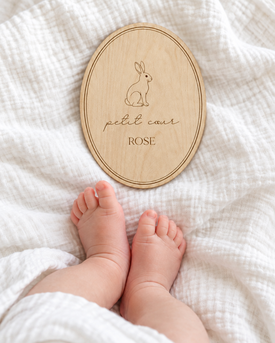 Plaque de naissance ovale gravée lapin, petit cœur, ROSE, au-dessus des pieds de bébé