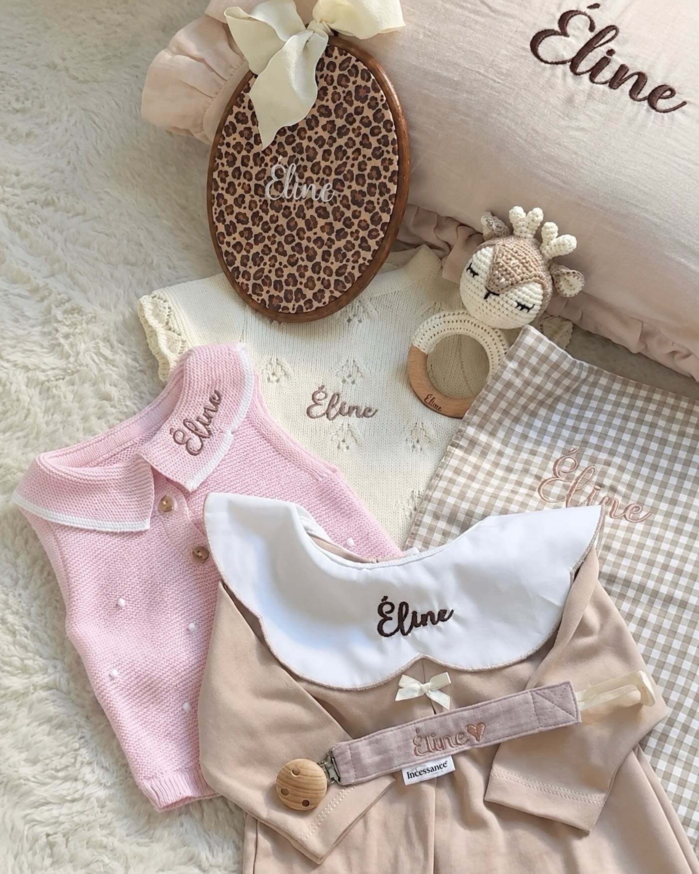 set naissance personnalis2 avec barboteuse, pyjama, couverture, hochet, coussin et cerceau de naissance, prenom elise