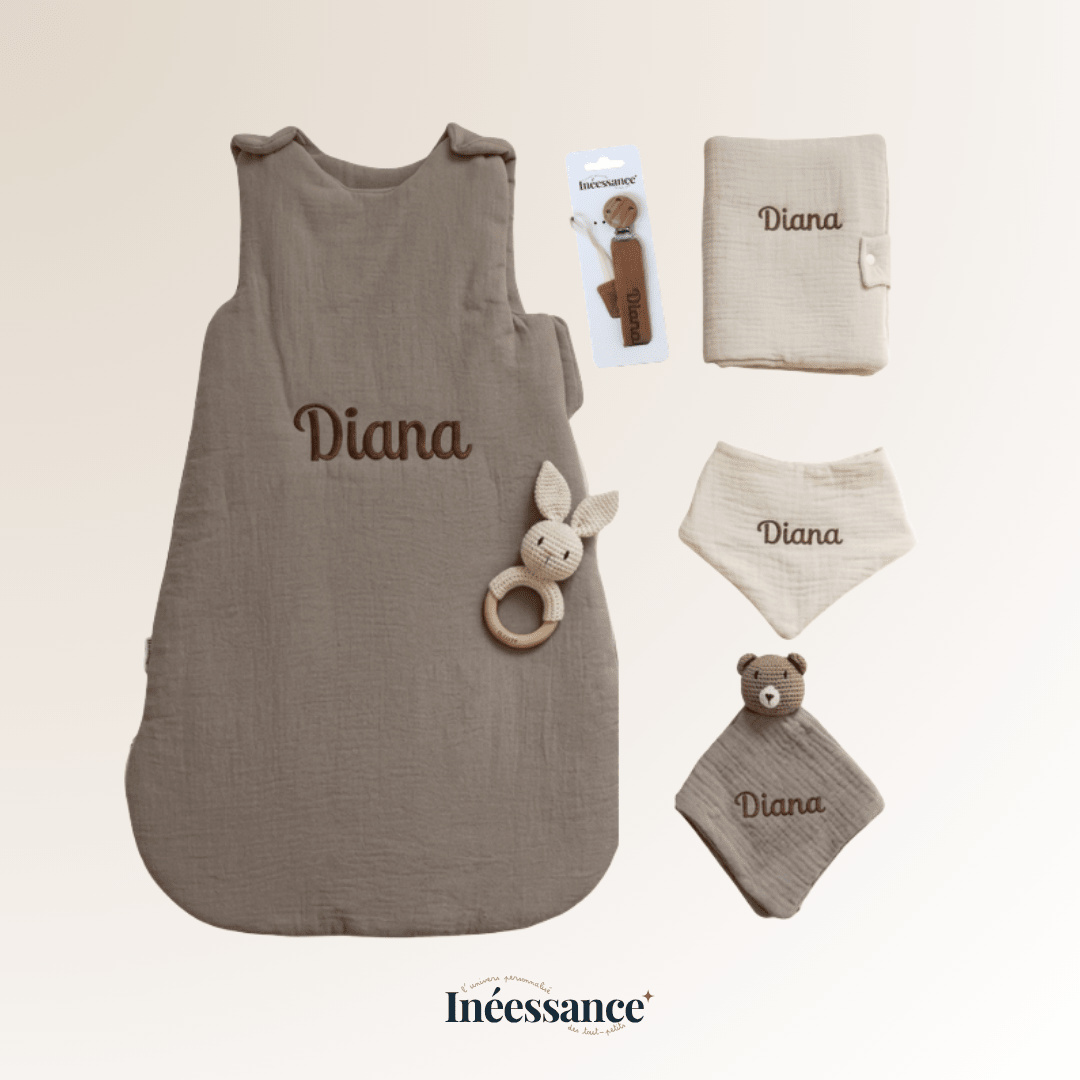 Ensemble de naissance pour bébé avec gigoteuse, attache tétine, protege carnet de santé, bavoir, doudou en crochet.