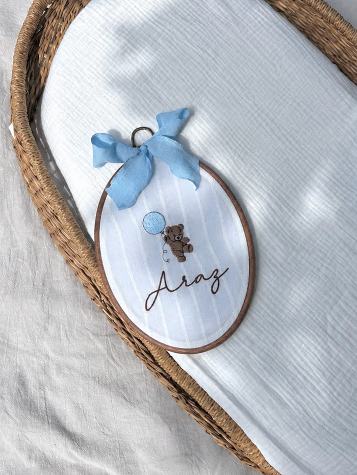 Cerceau de naissance brodé au prénom pour la décoration de chambre bébé
